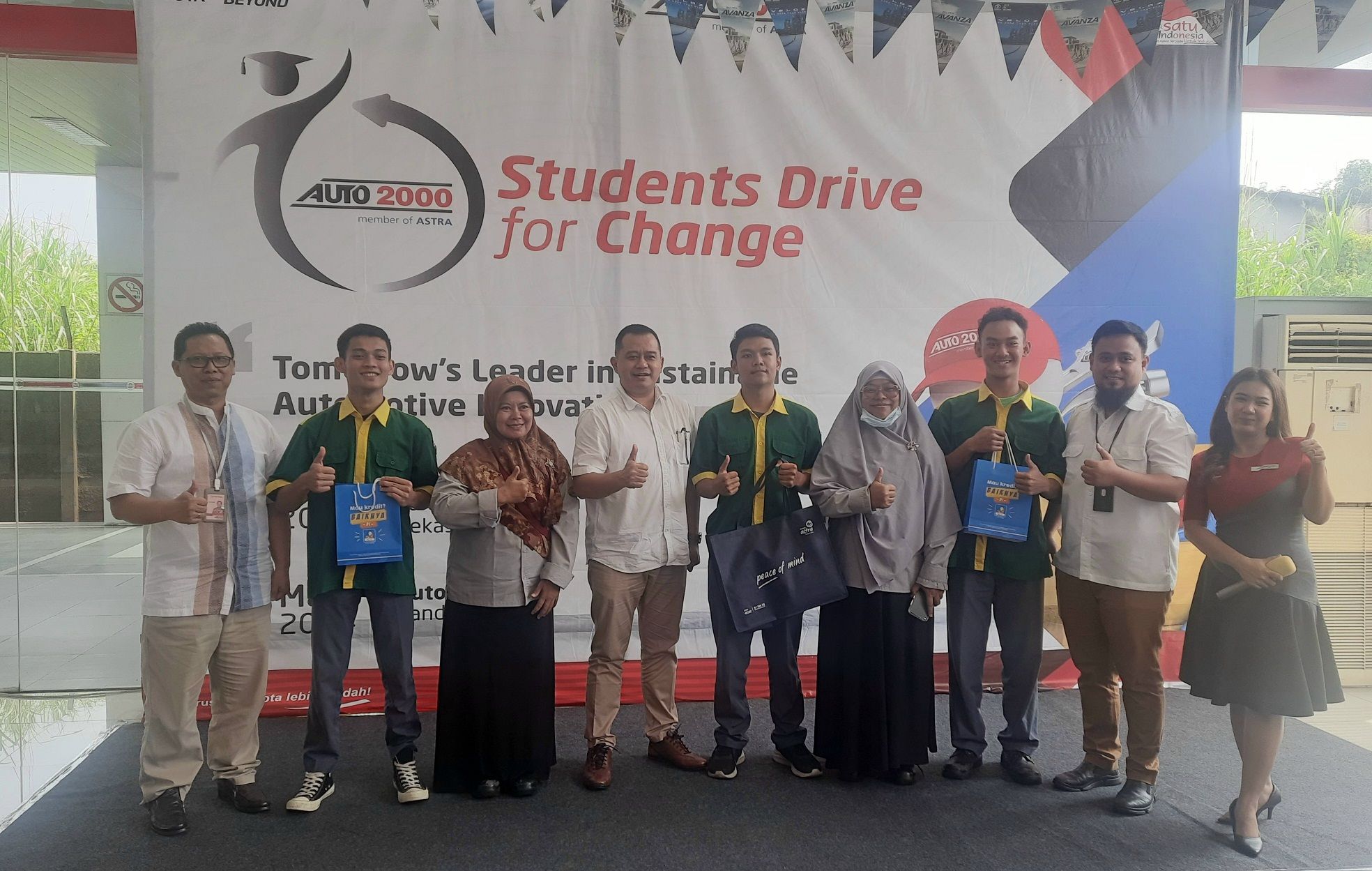 Siswa dan guru pendamping SMKN 6 Bandung bersama manajemen Auto2000 Suci Bandung menuntaskan sesi event Student Drive for Change.*/   