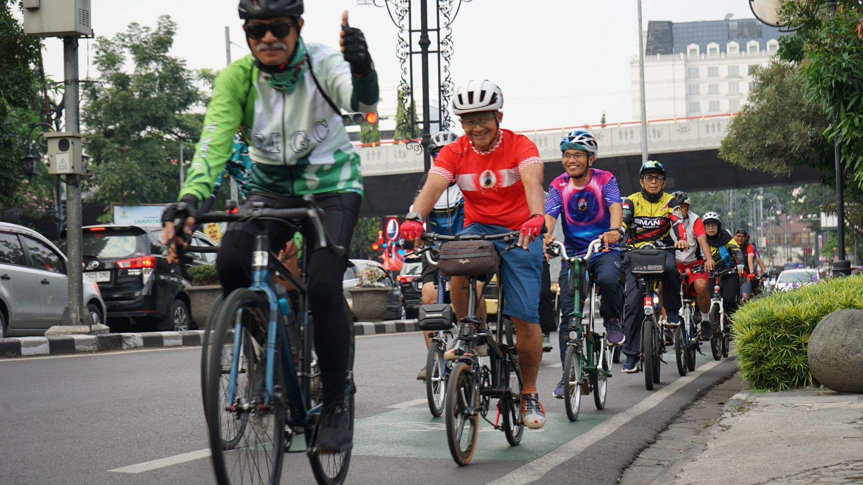 Pesepeda yang ikut gowes bareng peraih medali emas SEA Games 1995 Eggi Eirin Ismail 'Gowes Happy' dengan beberapa komunitas se-Bandung Raya dalam program bertajuk Boseh di PR, Senin, 20 Mei 2024.