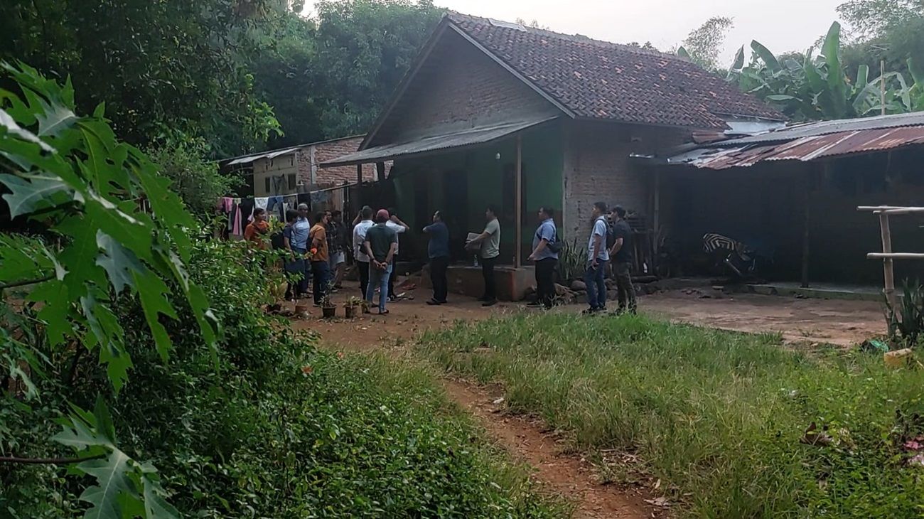 Rumah Pegi Setiawan di Kecamatan Talun Kabupaten Cirebon digeledah Polisi usai penangkapan Pegi alias Perong di Bandung