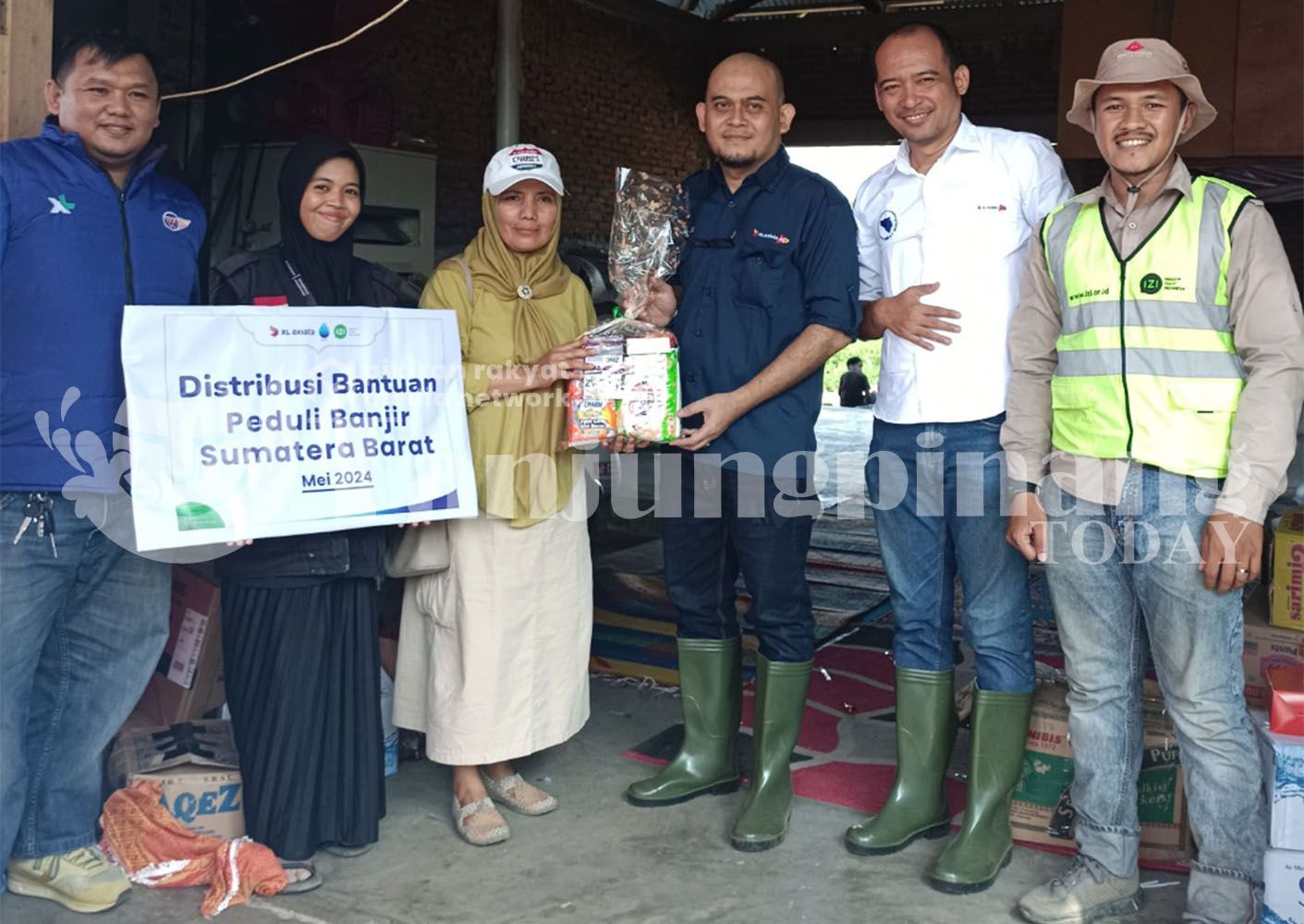 Karyawan XL Axiata melalui Majelis Ta’lim XL Axiata (MTXL) mengirim donasi darurat untuk warga terdampak banjir di Desa Limo Kaum dan Desa Perambahan, Kecamatan Limo Kaum, Tanah Datar, Sumatera Barat