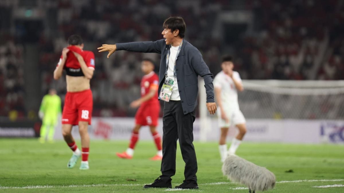 Pelatih Timnas Indonesia, Shin Tae-yong saat memberikan intruksi kepada pemainnya.