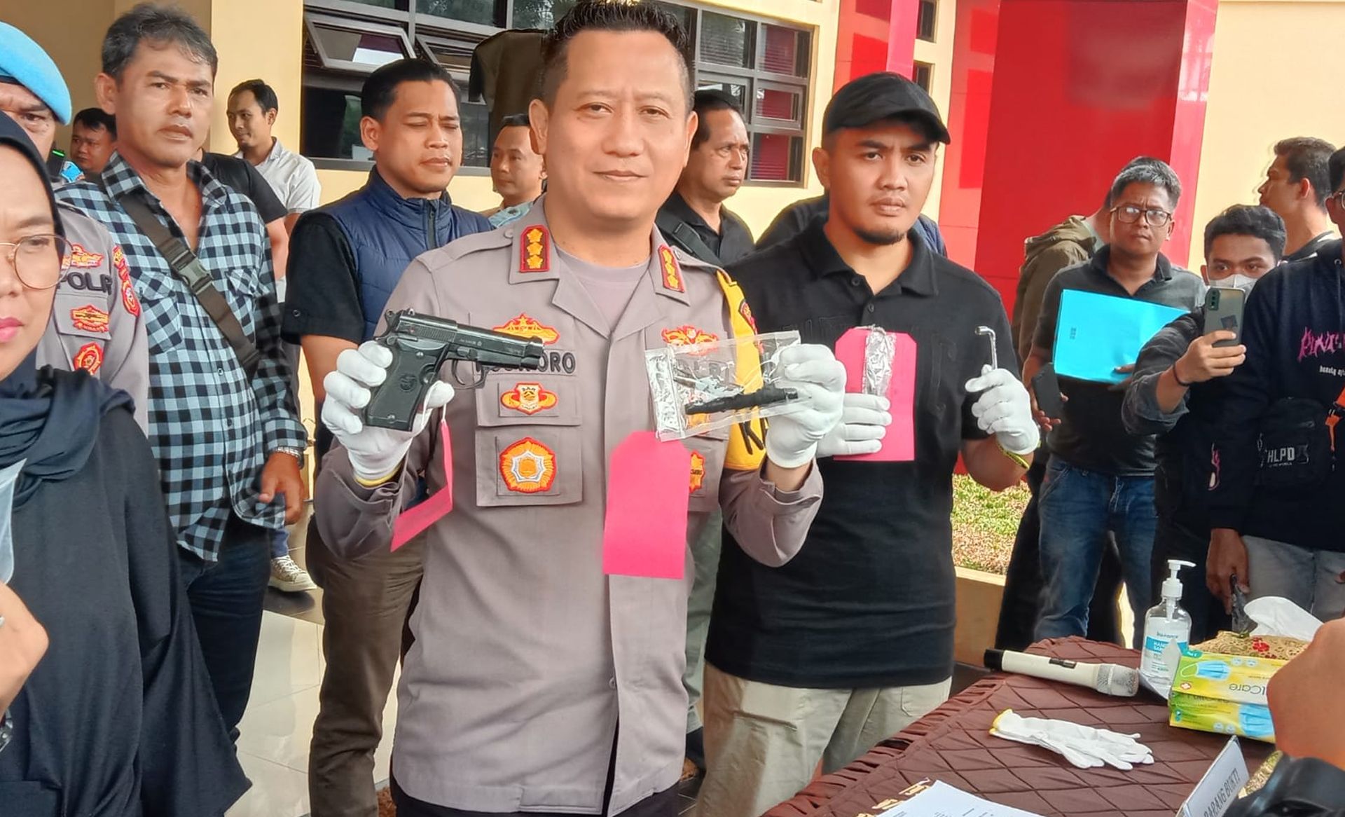 Kapolresta Bandung, Kombes Pol Kusworo Wibowo saat memamerkan barang bukti kasus pencurian motor dengan kekerasan, Rabu 22 Mei 2024