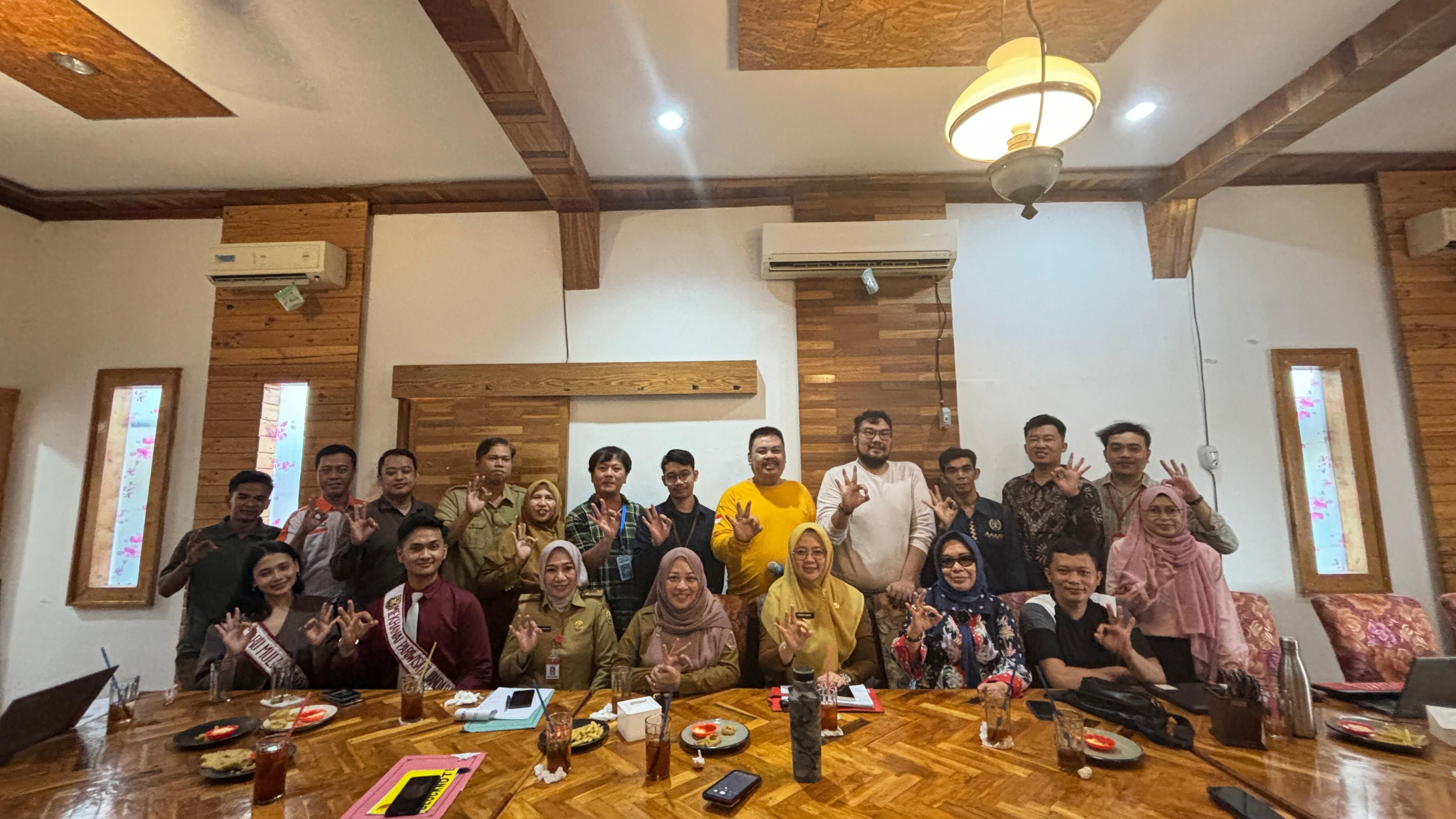 Press Conference Media lokal  yang digelar Tim Penguatan Sistem Komunitas untuk Hak Asasi Manusia Distrik Bandar Lampung menekankan bahwa pemerintahan kolaboratif bukan hanya tentang kerja sama antara berbagai tingkat pemerintahan, tetapi juga melibatkan partisipasi aktif.