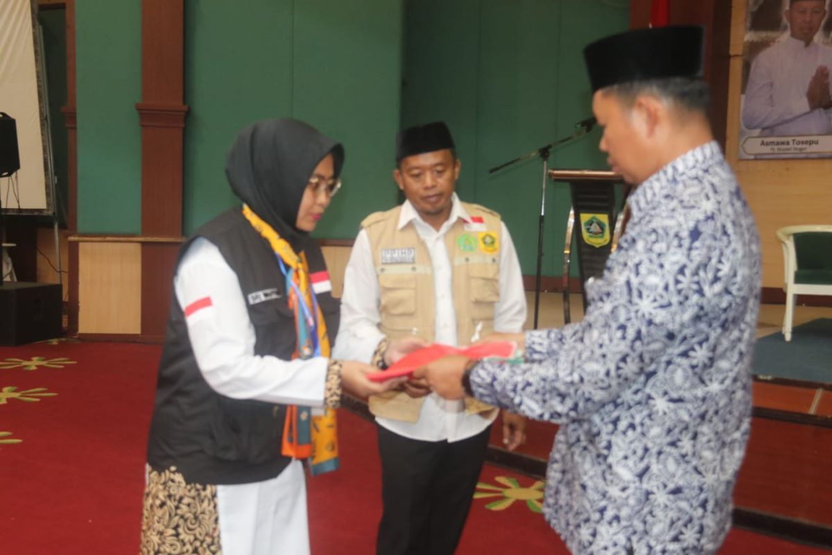 Pj Bupati Bogor Asmawa Tosepu secara simbolik melepas CJH asal Kabupaten Bogor.