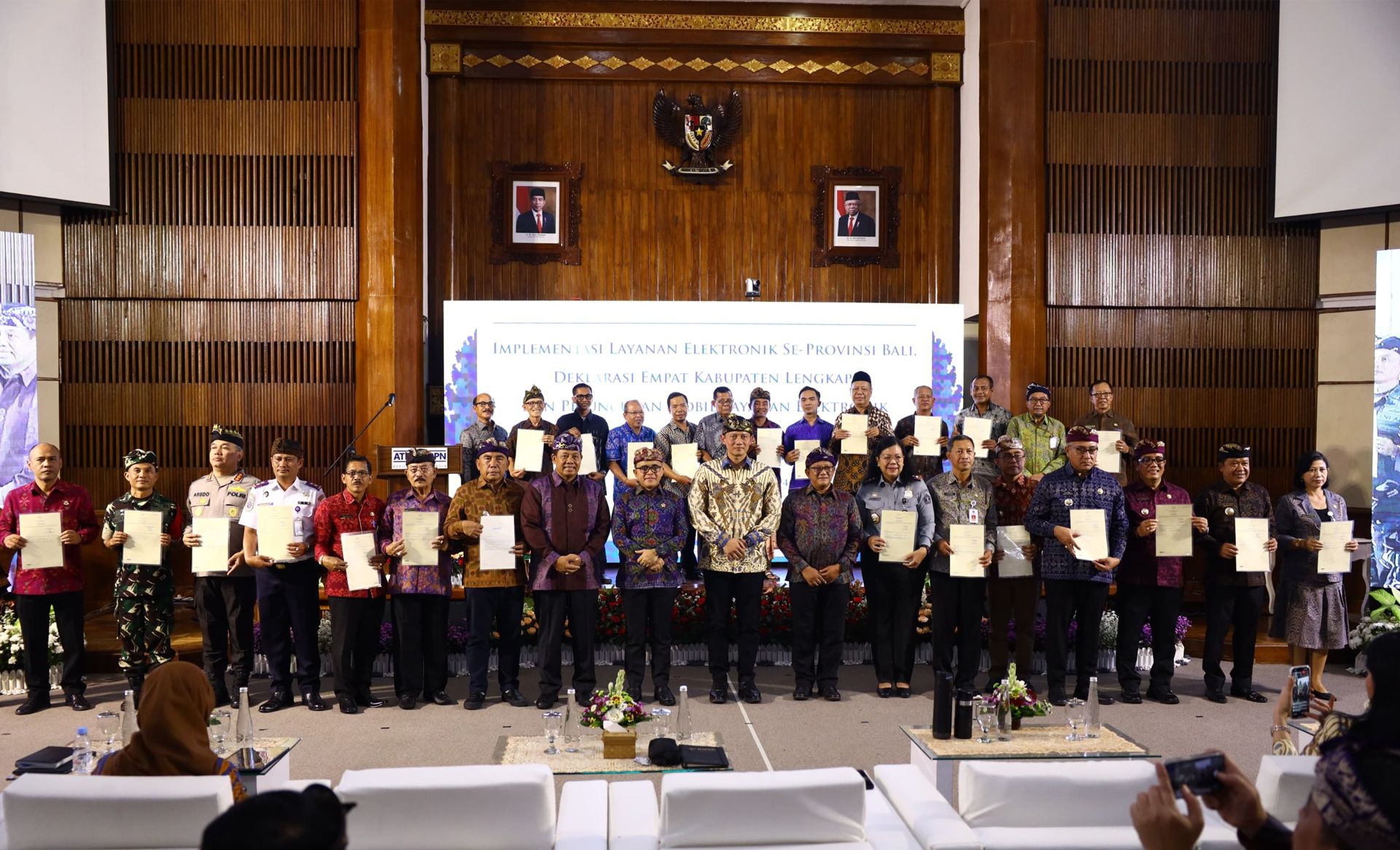 Menteri ATR/BPN, Agus Harimurti Yudhoyono menyerahkan 356 Sertipikat Tanah Elektronik kepada Pemerintah Provinsi Bali, Selasa 21 Mei 2024