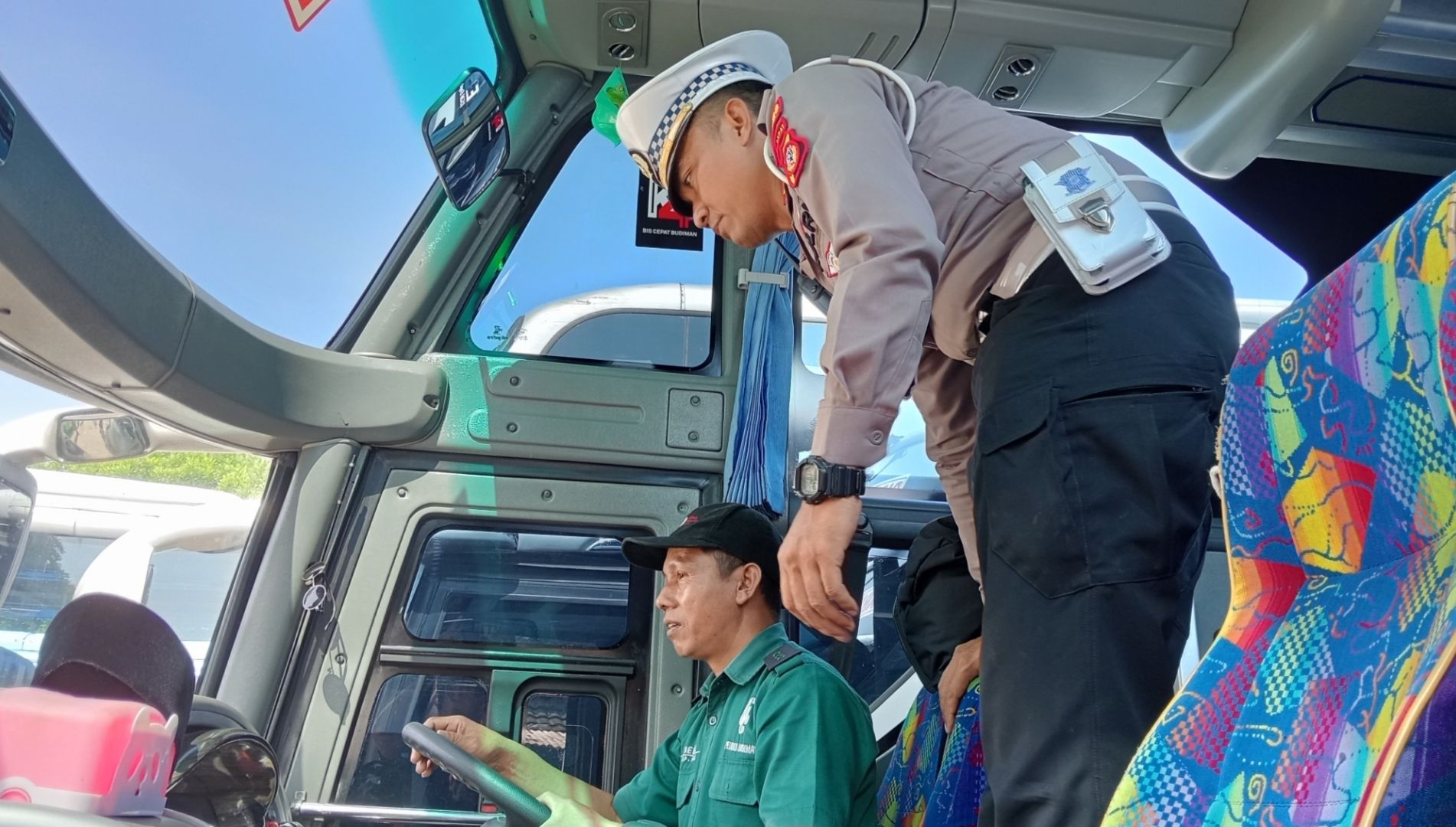 Petugas sedang melakukan pengecekan dan pemeriksaan bus yang akan digunakan untuk mengangkut jemaah haji di Terminal Pangandaran, Rabu, 22 Mei 2024.