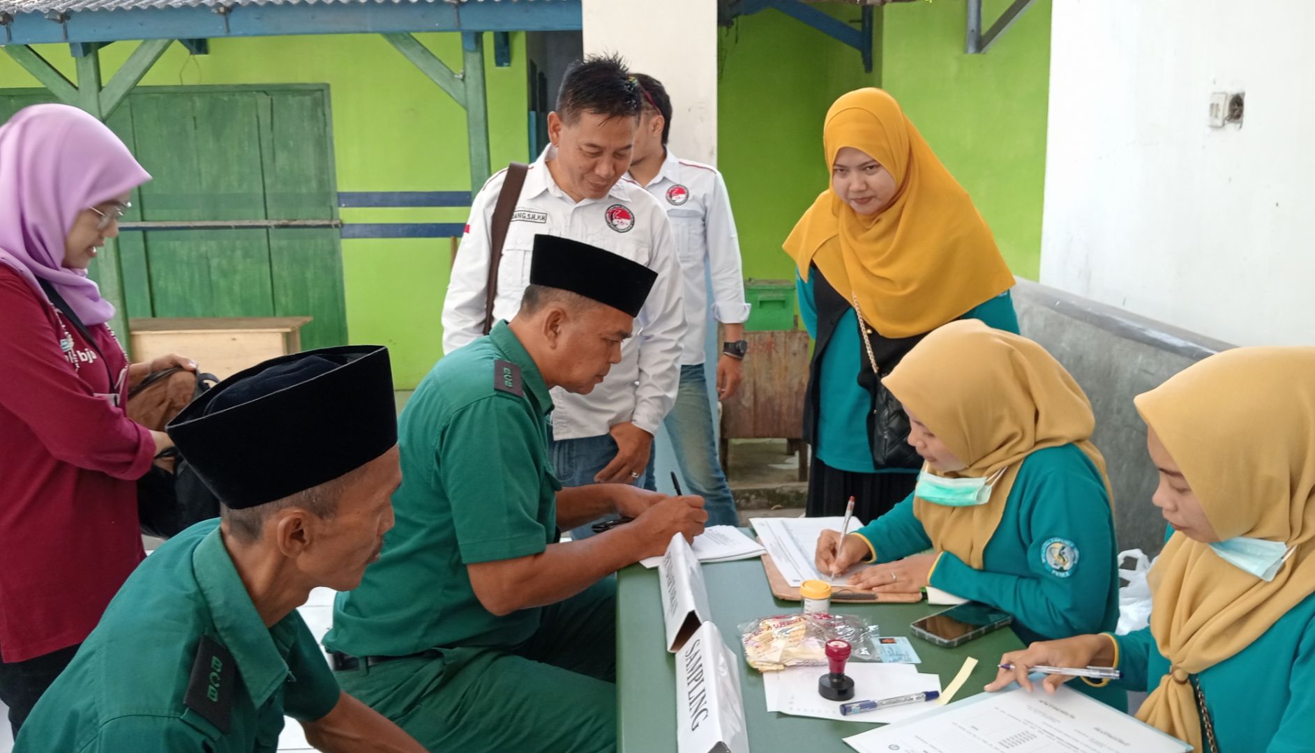 Petugas Satres Narkoba Polres bersama Dinas Kesehatan Kabupaten Pangandaran sedang melakukan pemeriksaan tes urine terhadap belasan sopir bus pengangkut jemaah haji di Terminal Pangandaran, Rabu, 22 Mei 2024.