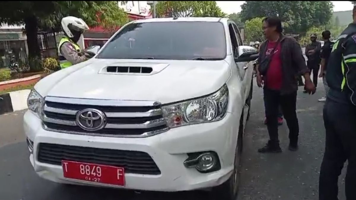 Petugas menghentikan kendaraan pelat merah dalam razia pajak kendaraan yang dilaksanakan Badan Pendapatan Daerah (Bapenda) setempat. Puluhan kendaraan dinas Pemkab diketahui belum bayar pajak.