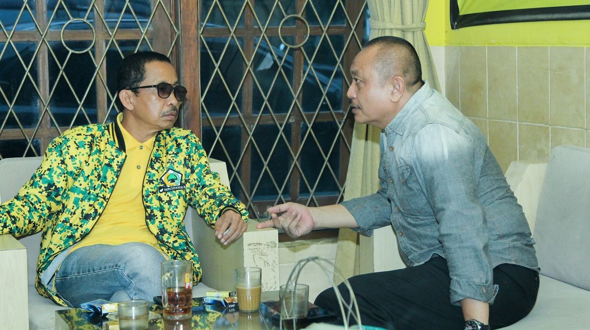 Ketua DPD Partai Golkar Kabupaten Tasikmalaya, Erry Purwanto (kiri) berbincang dengan bakal calon Bupati Tasikmalaya, Iwan Saputra, Rabu, 22 Mei 2024.*