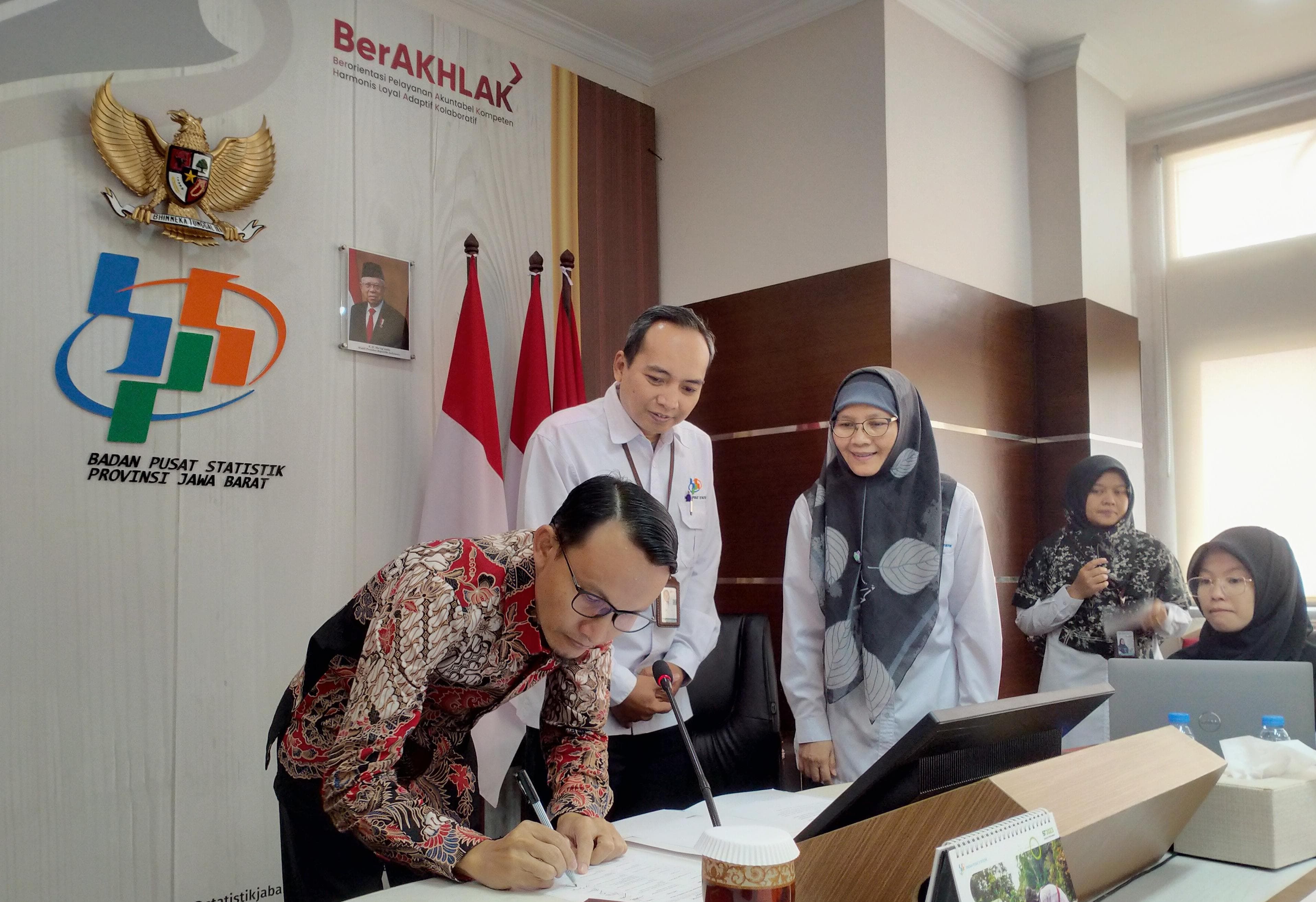 Proses penandatangan FGD standar pelayanan BPS Provinsi Jawa Barat oleh para peserta, di Ruang Vicon Lantai 3, Kota Bandung, Selasa 21 Mei 2024./ Feby Syarifah - GalamediaNews