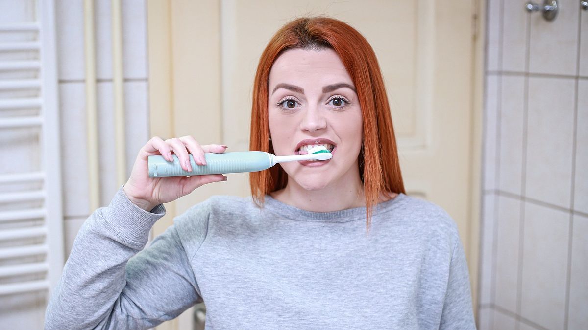 Ilustrasi perempuan sedang sakit sikat gigi, salah satu tips menghilangkan bau mulut