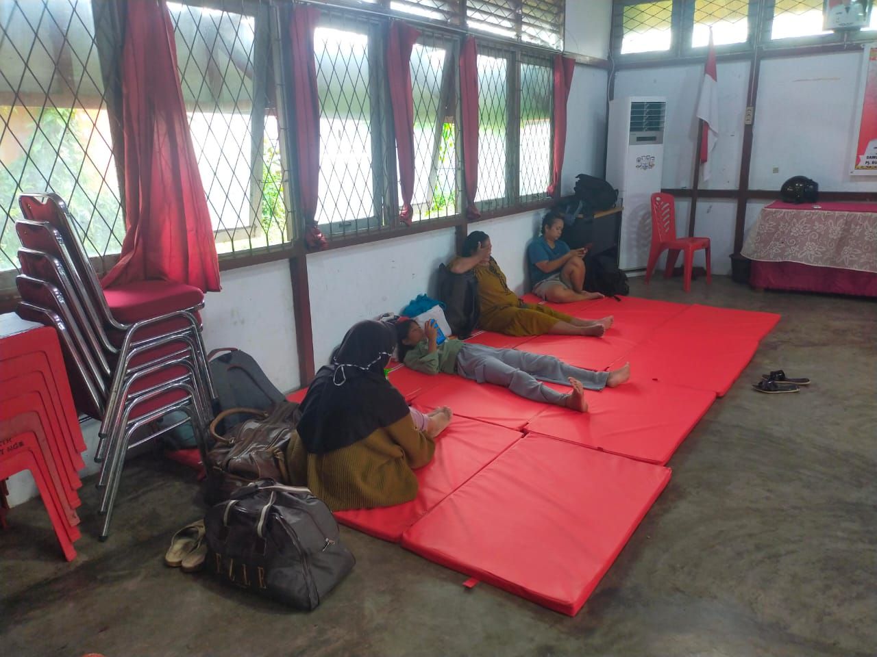 Sejumlah warga Kecamatan Kuala Behe, Kabupaten Landak mengungsi akibat banjir pada Kamis, 23 Mei 2024