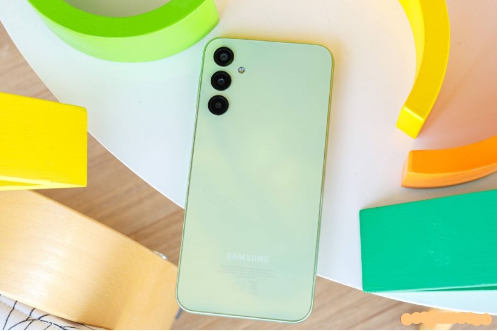 Tampilan Samsung Galaxy A24 dengan warna lime green/