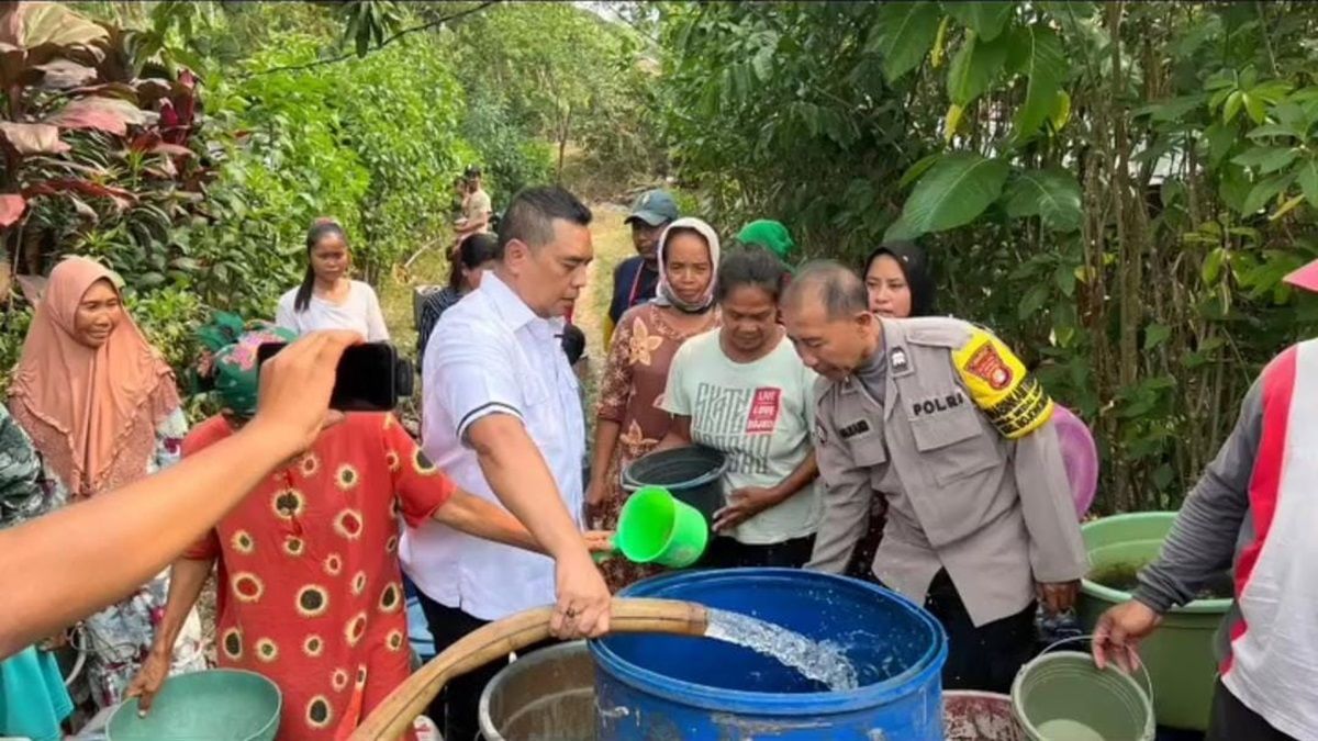 Kegiatan Syahrir dalam memberikan bantuan air bersih untuk warga Kabupaten Bekasi beberapa waktu lalu.