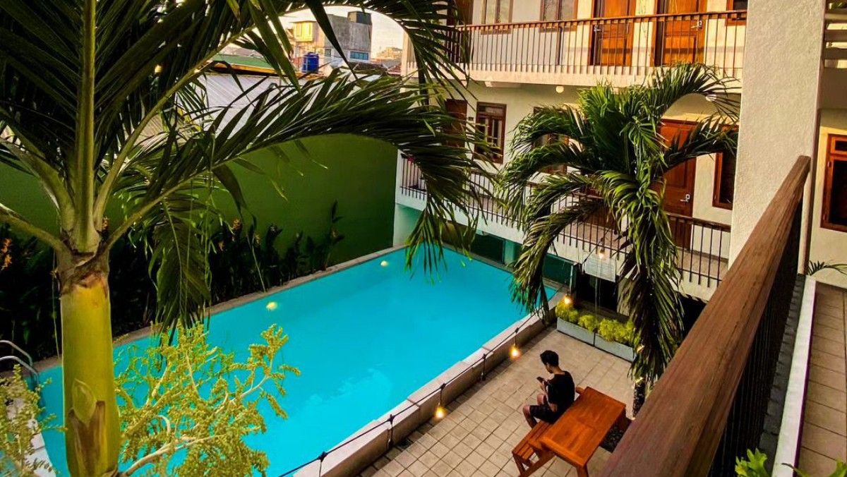 Suasa kolam renang dari balkon kamar hotel Liberta Malioboro.