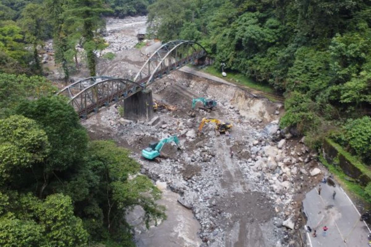 Sejumlah alat berat melakukan normalisasi Sungai Batang Anai di Kabupaten Tanah Datar, Sumbar