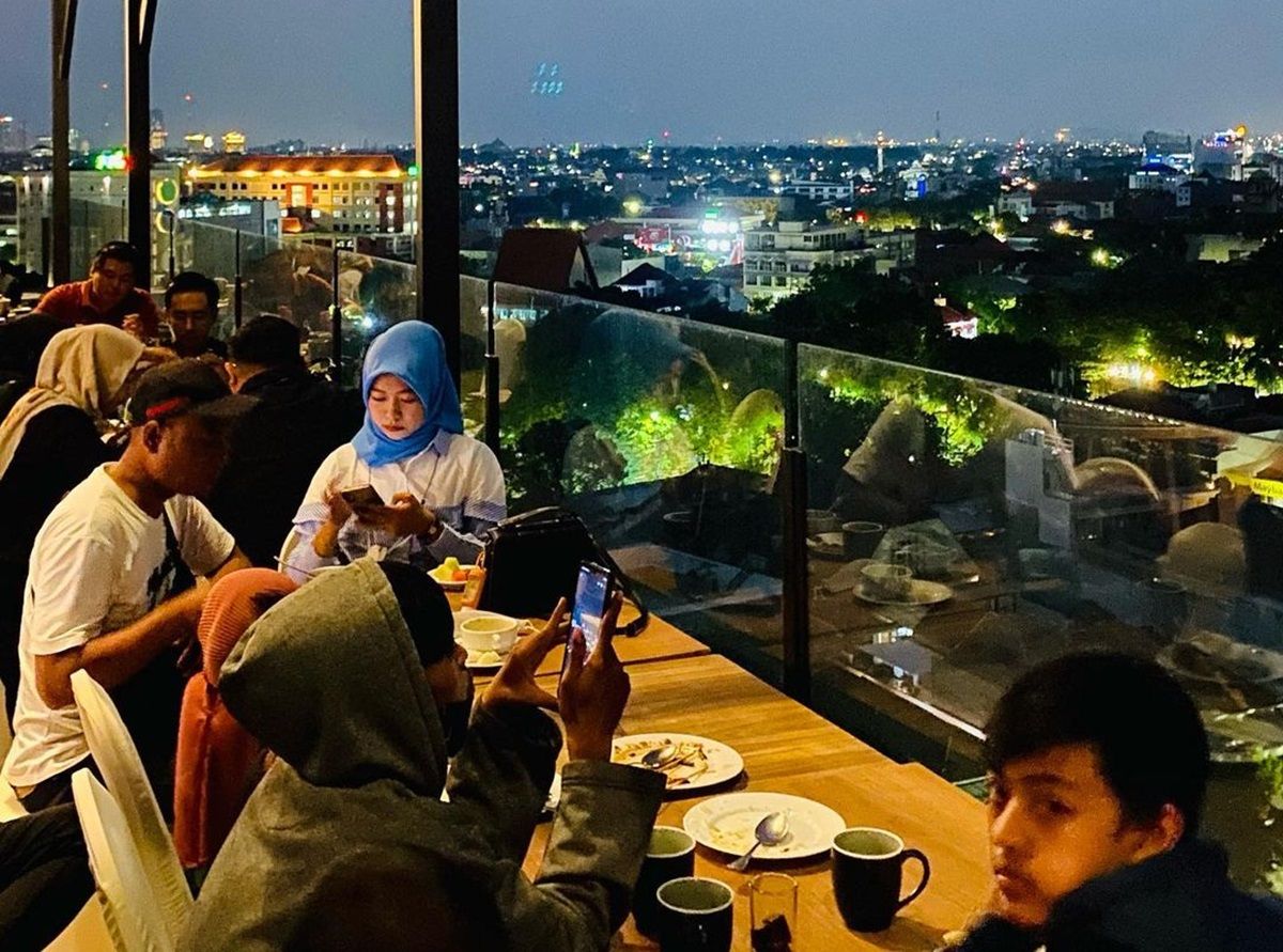Suasana romantis di Rooftop Cafe BATIQA Hotel Darmo Surabaya 