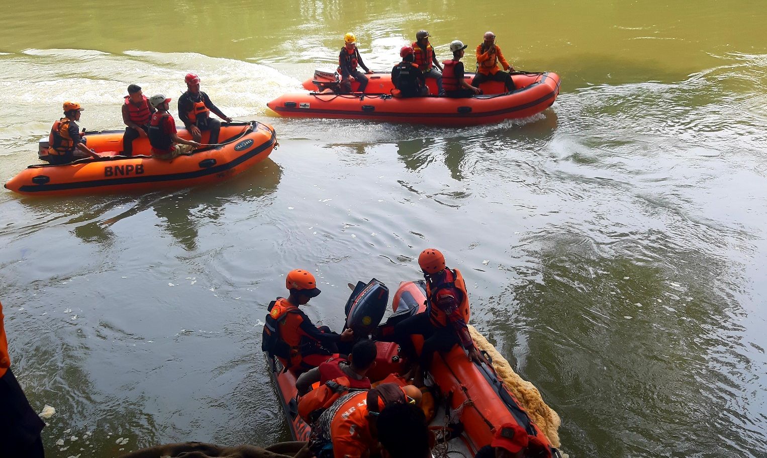 Tim Gabungan melakukan pencarian korban tenggelam di Sungai Citanduy, Kota Banjar, Kamis (23/5/2024).