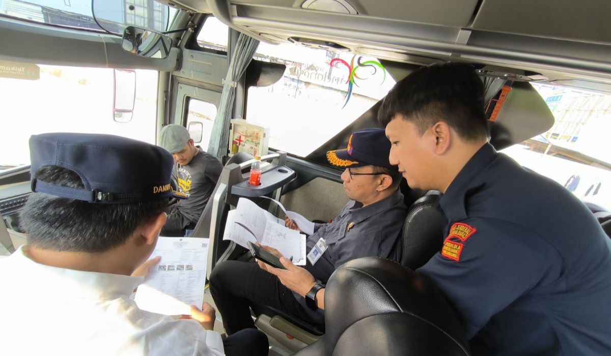 BPTD Kelas II Jawa Barat melakukan pengawasan terhadap kelaikan jalan angkutan bus pariwisata.