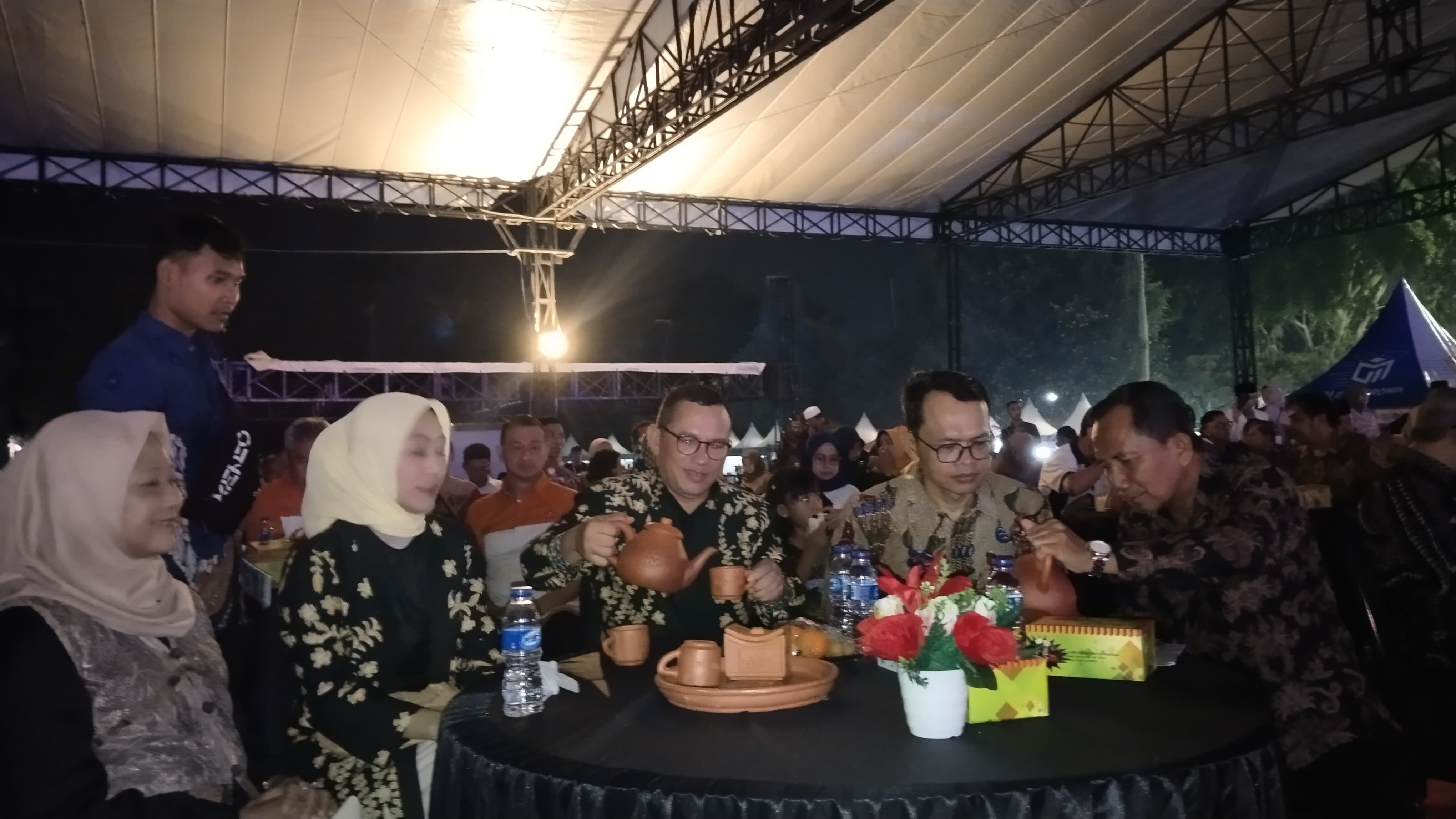 Pj Bupati Tegal Agustyarsyah dan Sekda Kabupaten Tegal Amir Makhmud saat minum teh di acara Sound of Moci.