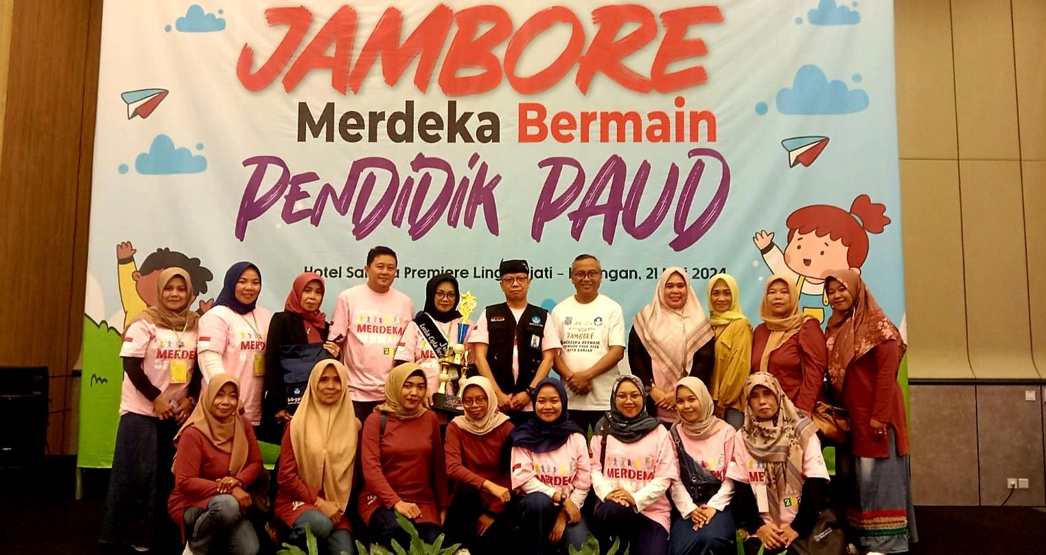 Kadisdikbud Kota Banjar, H.Kaswad (tengah) difoto bersama Ming Tita Rosita (pegang piala) Juara 1 Jambore Merdeka Tahun 2024 Tingkat Jabar.
