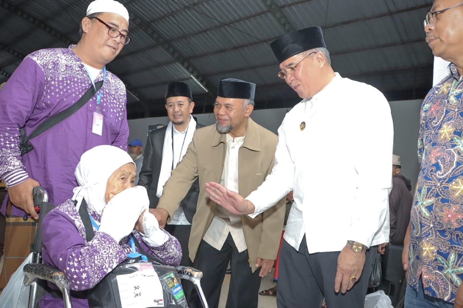 Pj Wali Kota Cimahi Dicky Saromi saat menghantarkan keberangkatan jemaah calon haji Kota Cimahi.