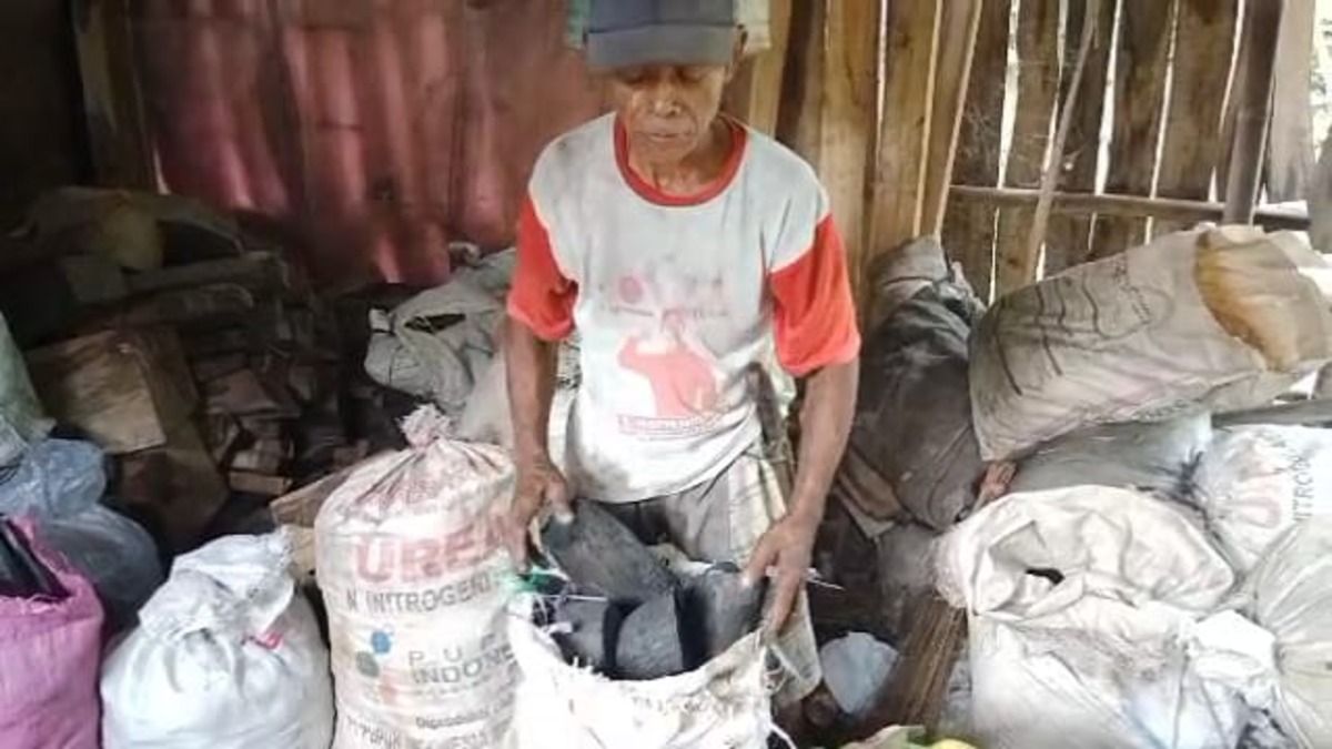 Kakek Nartam (65) pengarjin arang kayu di Desa Cibangkong, Pekuncen Banyumas Jawa Tengah