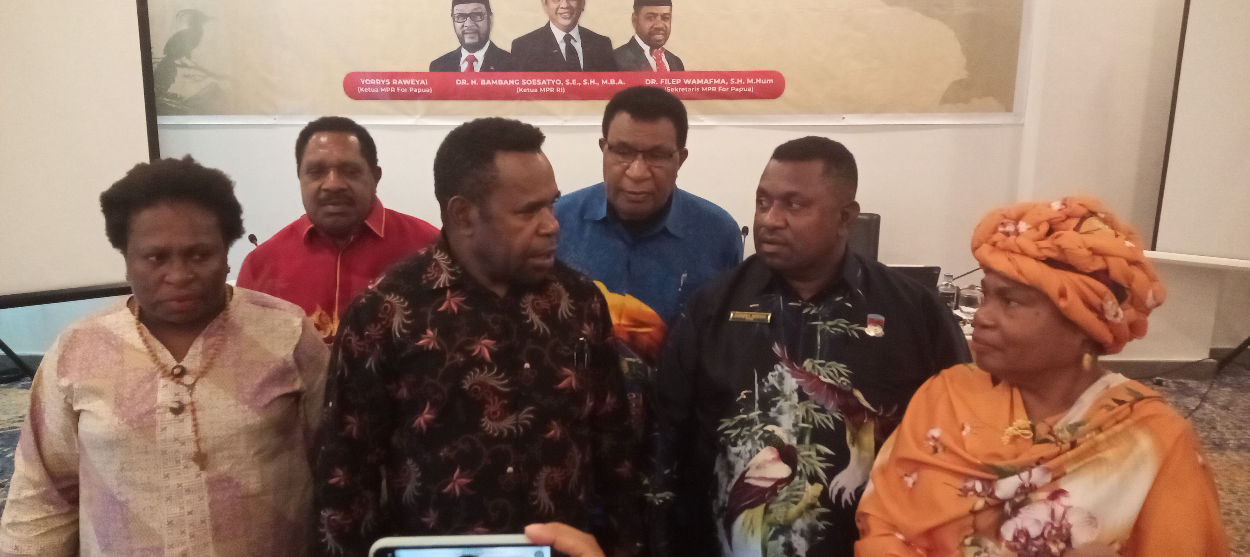 Asosiasi Majelis Rakyat Papua (MRP) melalui Agustinus  Anggaibak sepakat Bupati/ Wali Kota dan Wakilnya di Pilkada Papua harus Orang Asli Papua. Kesepakatan ini akan di lanjutkan ke Presiden RI Joko Widodo (Porta Papua) Silas Ramandey