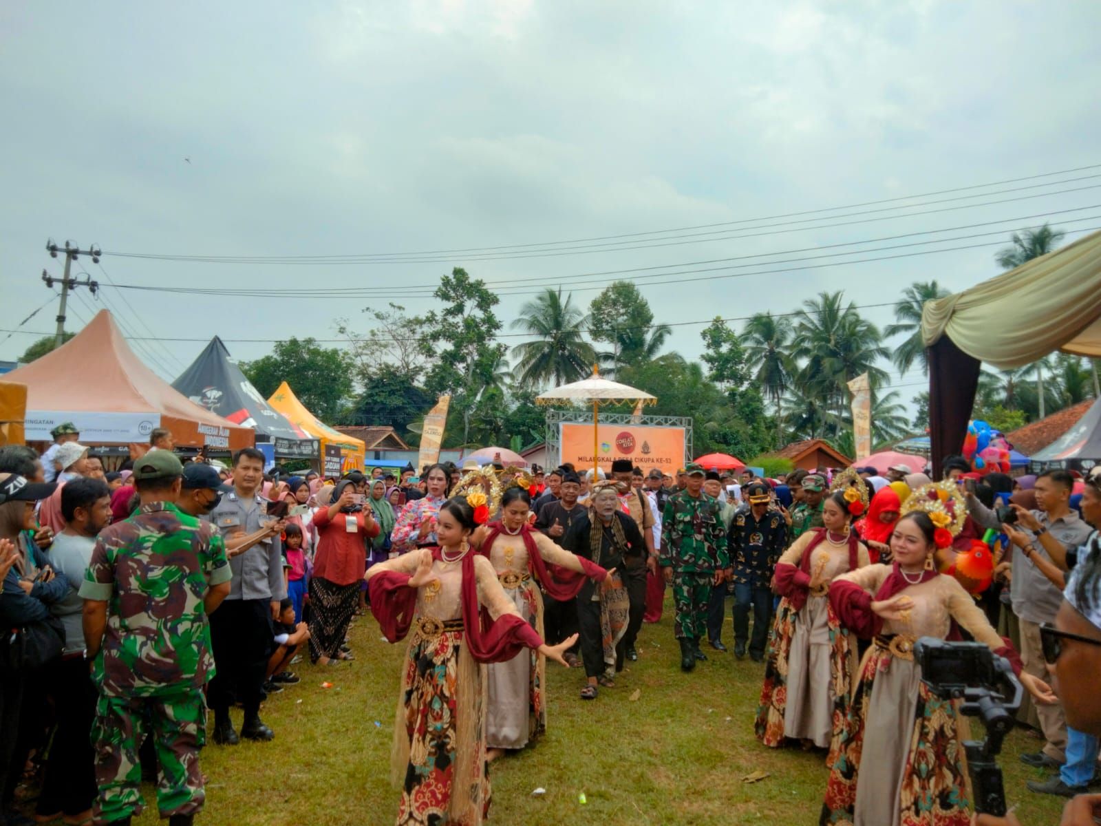 Ribuan Pemerintah Desa Cikupa Kecamatan Karangnunggal Kabupaten Tasikmalaya mengelar Milangkala ke 53 tahun