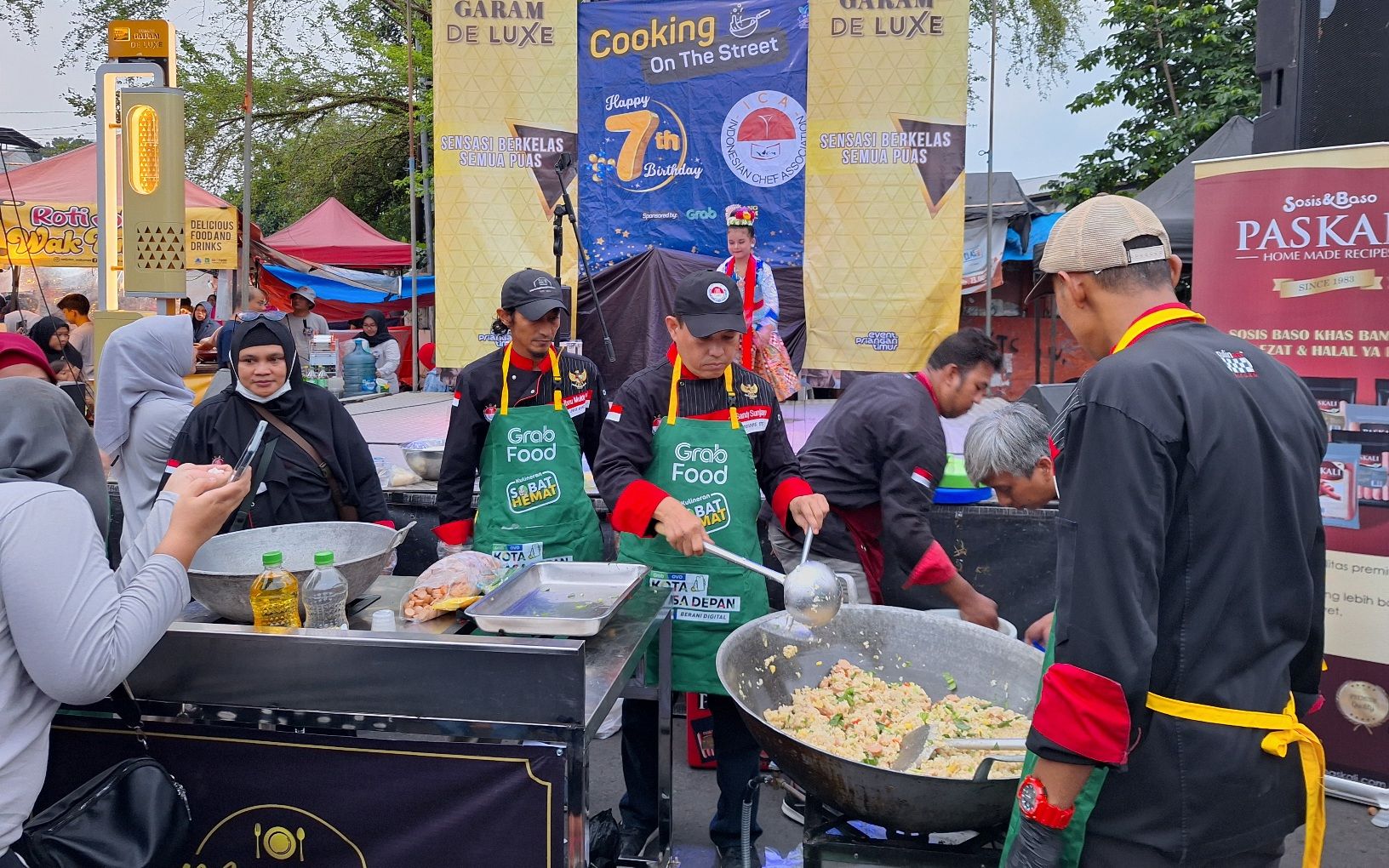 Para chef dari Indonesian Chef Association (ICA) BPC Tasikmalaya saat beraksi dalam live cooking di perayaan HUT ke-7 Mambo Kuliner Nite, Sabtu 25 Mei 2024