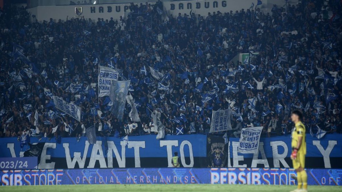  Bobotoh, pendukung Persib Bandung saat mendukung di stadion.*