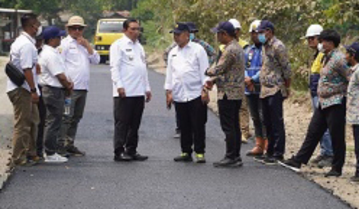 Pj Bupati Sumedang tengah melakukan peninjauan langsung perbaikan jalan Tolengas-Jatigede 