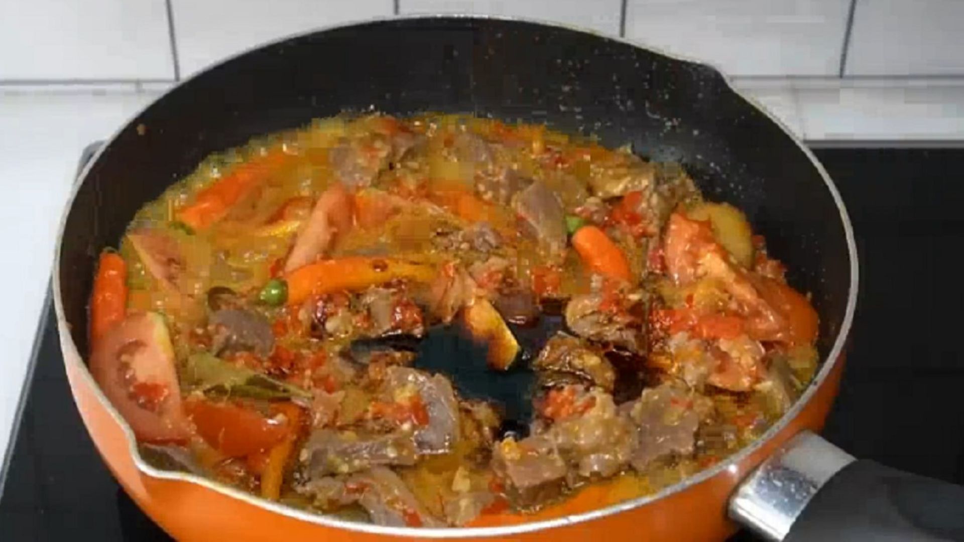 Cara membuat sambal daging ala Tri Pujis youtuber masakan, yang pedas, gurih, bisa jadi menu di Hari Raya Idul Adha. Sambal daging siap disajikan./ YouTube/ tri Pujis