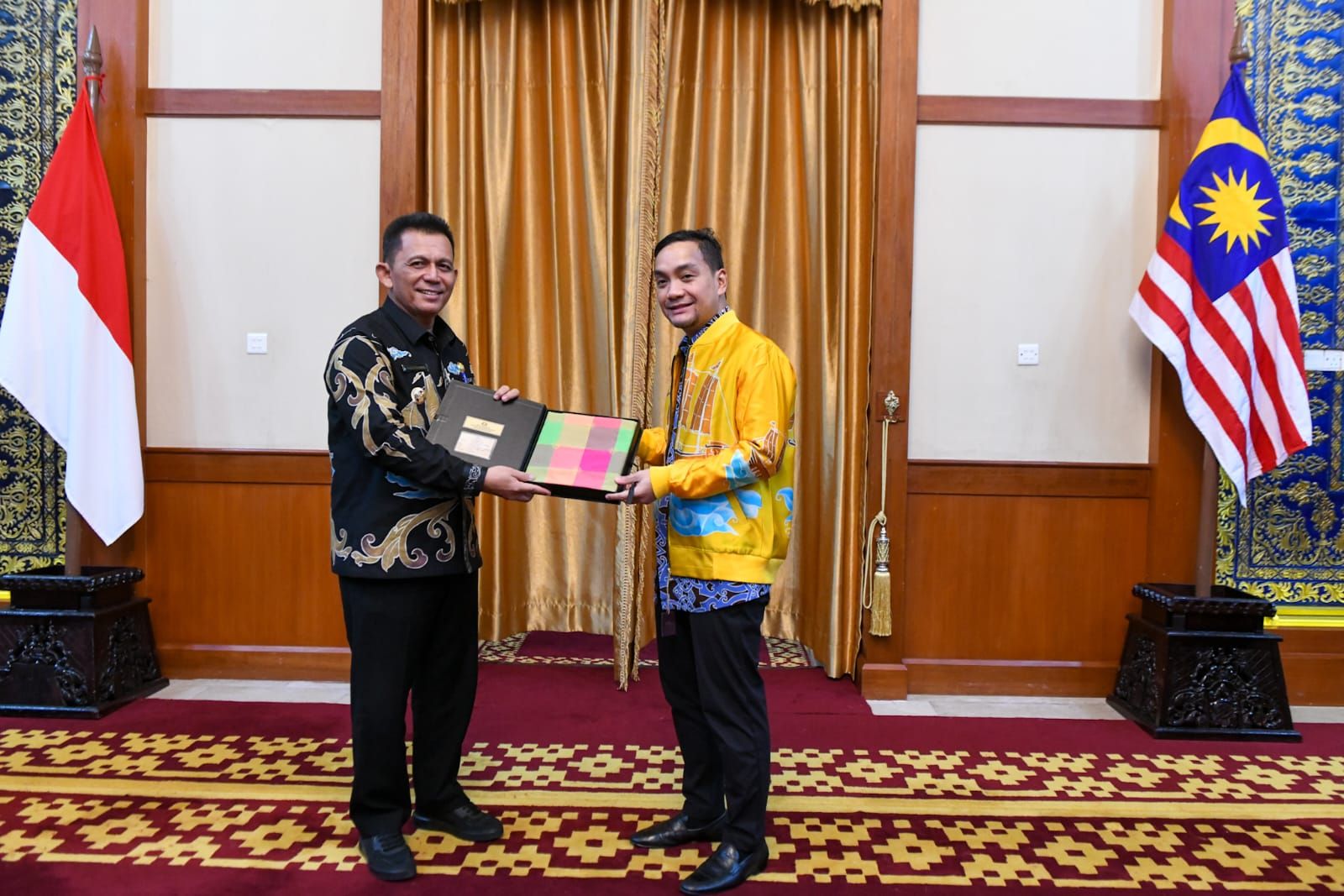 Gubernur Kepri dan Menteri Besar Johor Dato' Onn Hafiz Ghazi beserta rombongannya berkeliling pulau menggunakan becak listrik, sebuah inisiatif ramah lingkungan. Dato' Onn jelajahi Keindahan dan Sejarah Pulau Penyengat