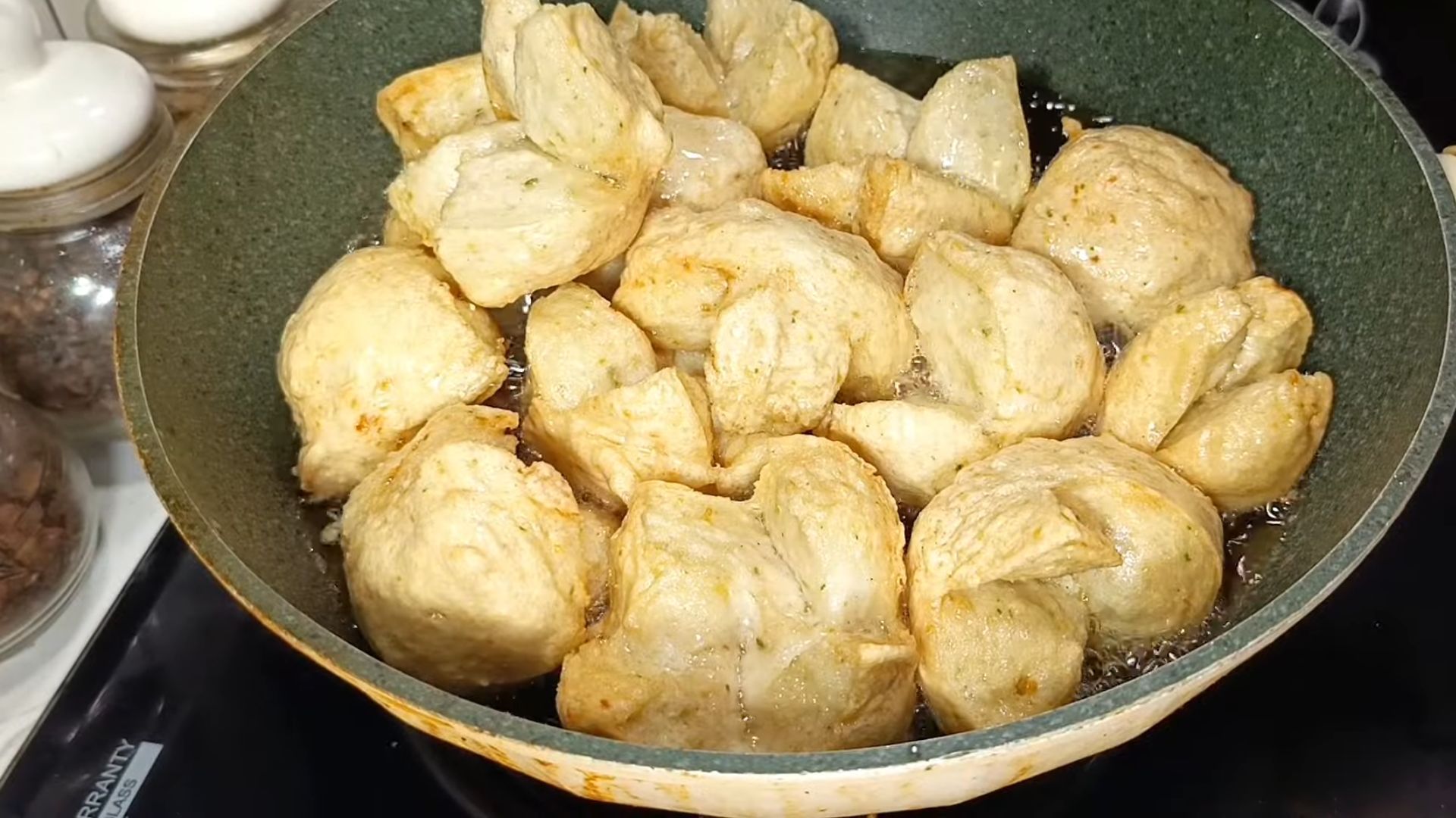 Cara membuat bakso goreng merekah sempurna, lezat dan gurih./ YouTube/ Mbokmidut