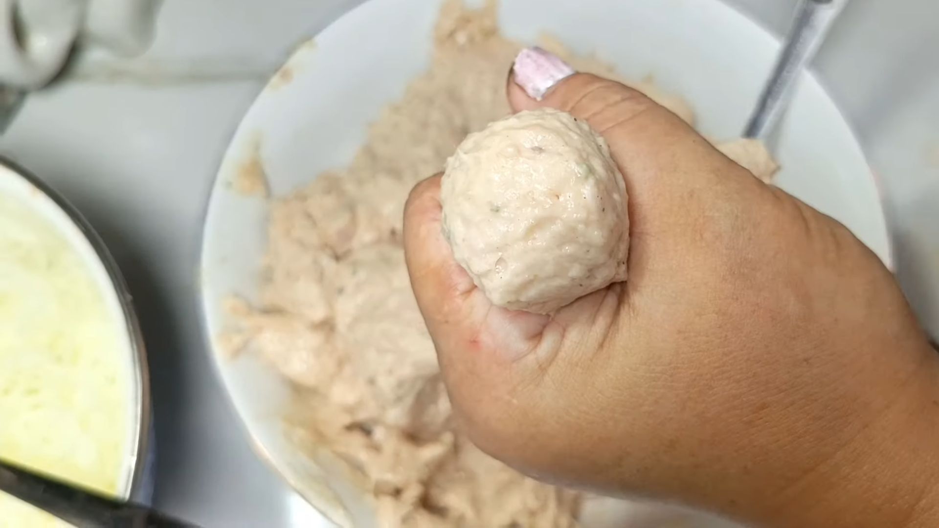 Cara membulatkan adonan bakso goreng merekah sempurna, lezat dan gurih./ YouTube/ Mbokmidut
