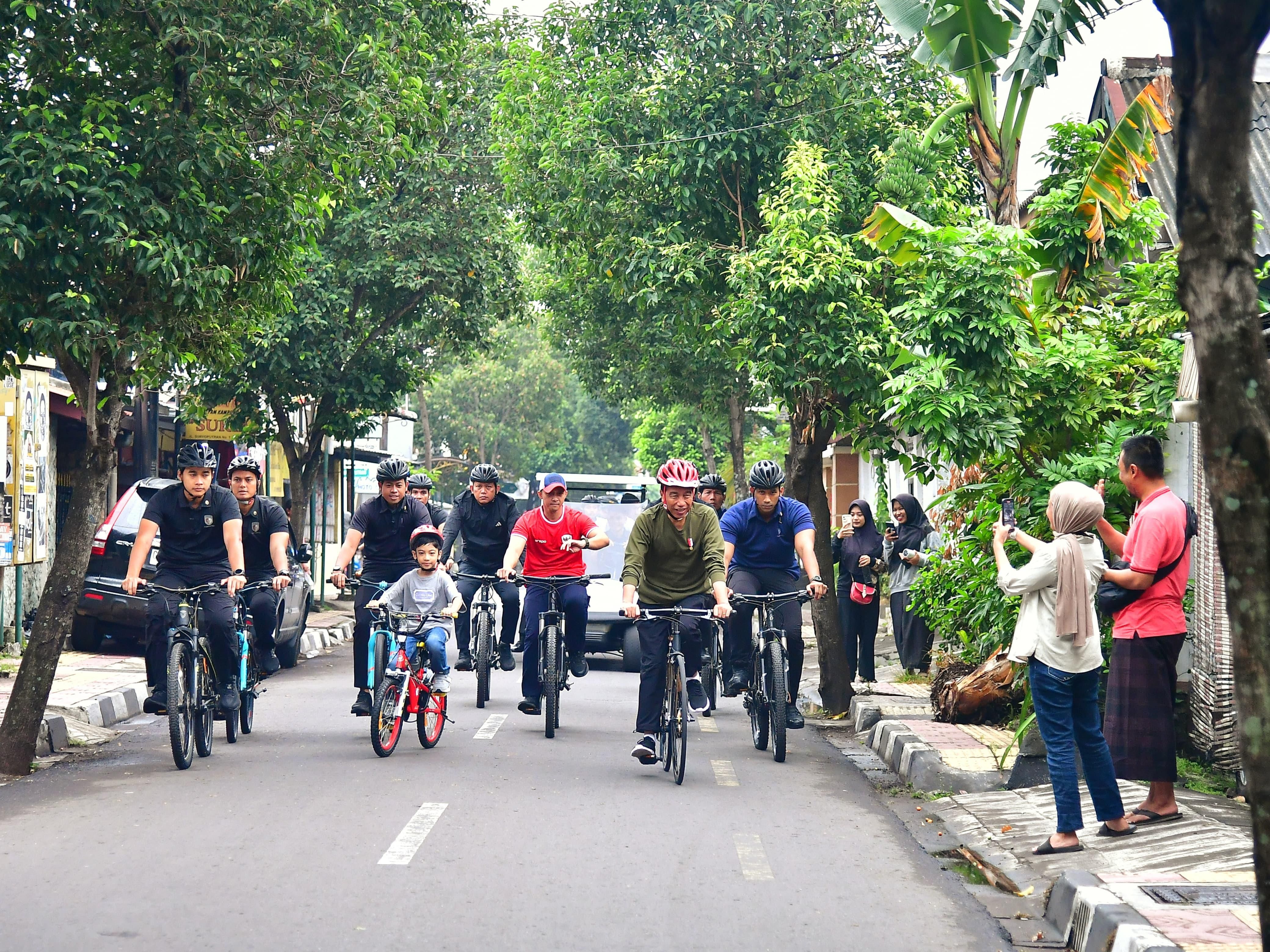 Presiden Joko Widodo bersama cucunya, Jan Ethes Srinarendra, sudah mulai mengayuh sepeda meninggalkan Istana Kepresidenan Yogyakarta.