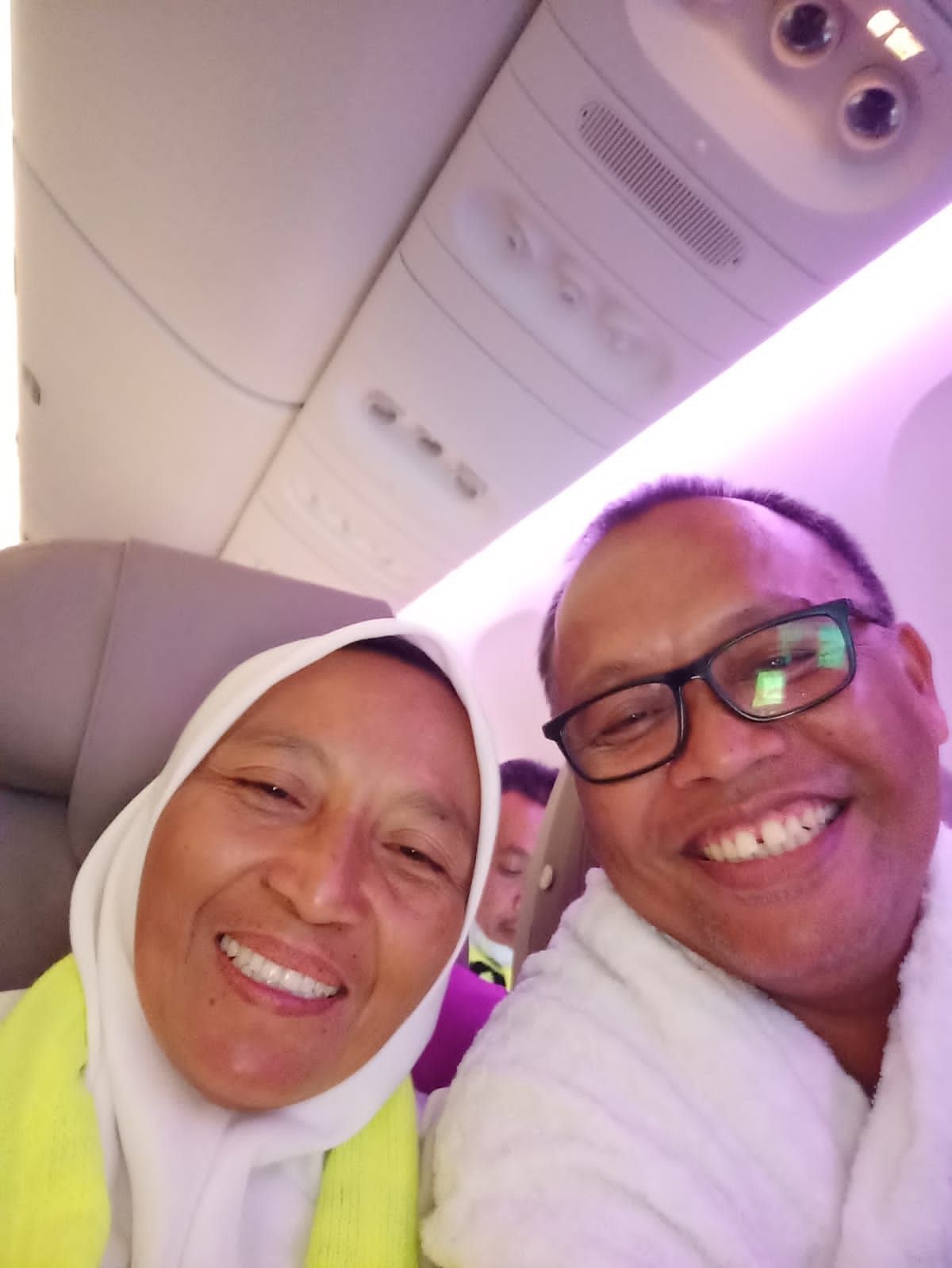 Foto kenangan Endang Suherman bersama sang istri, Popon  Rachmawati di dalam pesawat yang membawanya  ke Jeddah,  sesaat sebelum Popon meninghal, Minggu, 25 Mei 2024.* - 