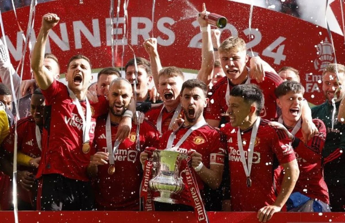 Pemain Manchester United mengangkat trofi piala FA setelah mengalahkan Manchester City di final dengan skor 2-1.