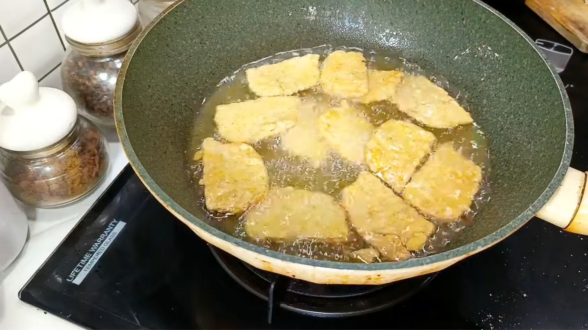 Cara membuat tempe goreng tepung yang gurih dan renyah./ YouTube/ MbokMidut