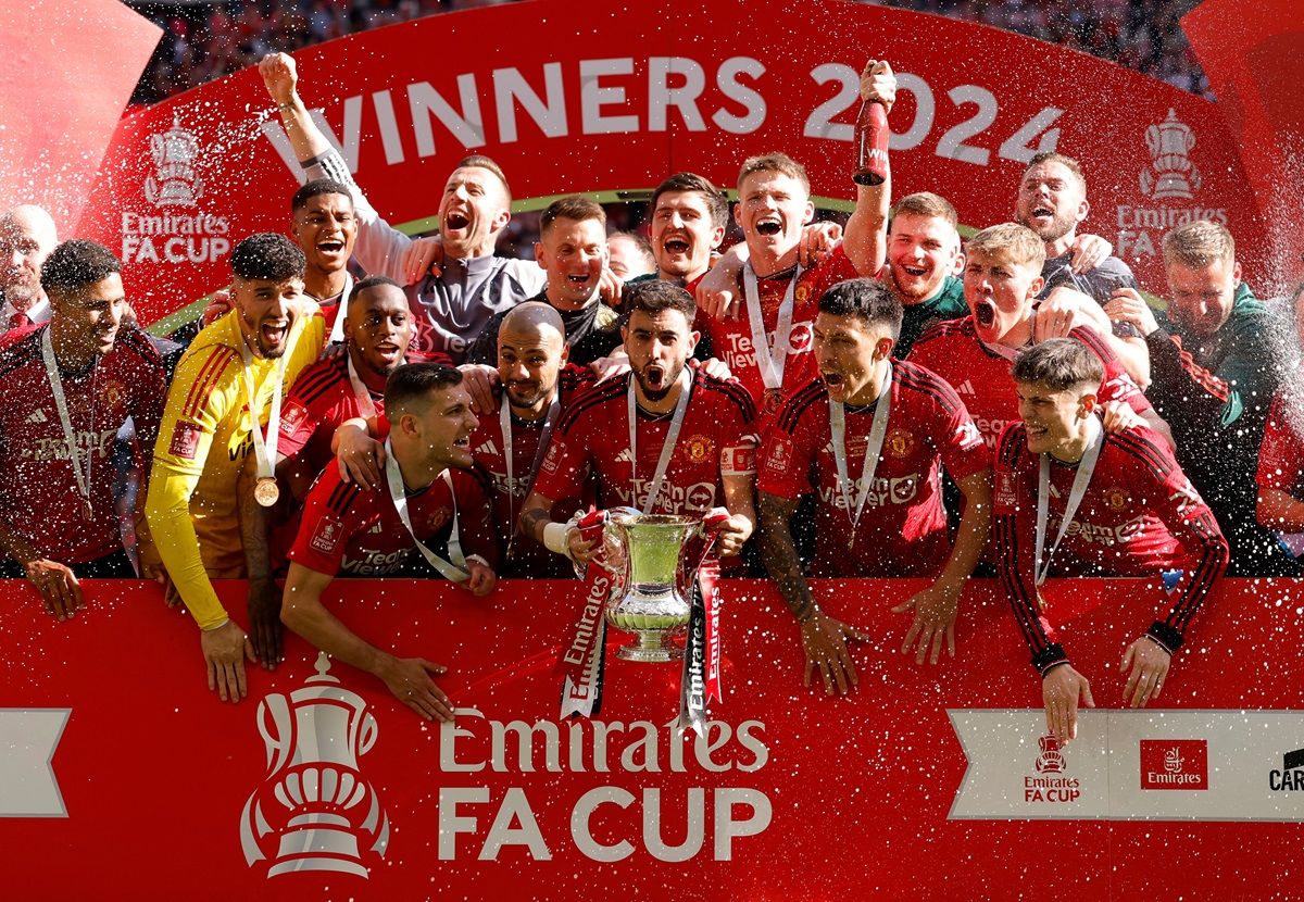 Para pemain Manchester United merayakan kesuksesan menjuarai Piala FA setelah mengalahkan Man City di final.