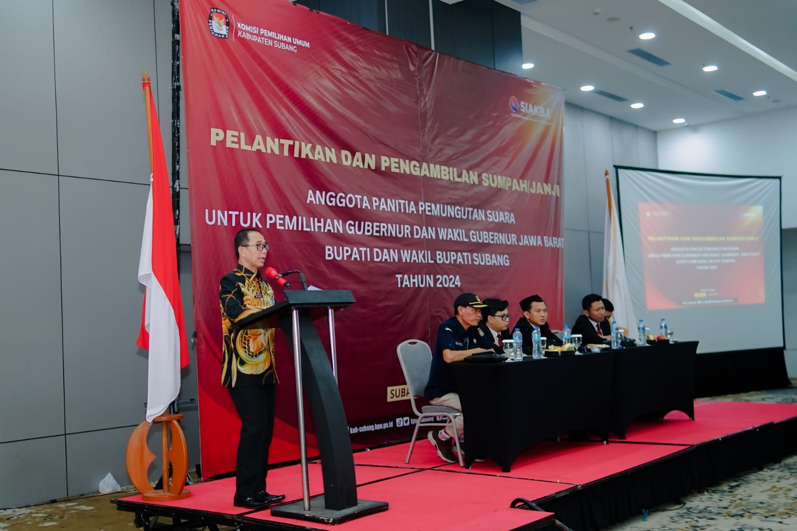 Sekda Subang H.Asep Nuroni menyampaikan amanat kepada PPS se Kabupaten Subang yang batu dilantik/H.Yaman/PR Subang