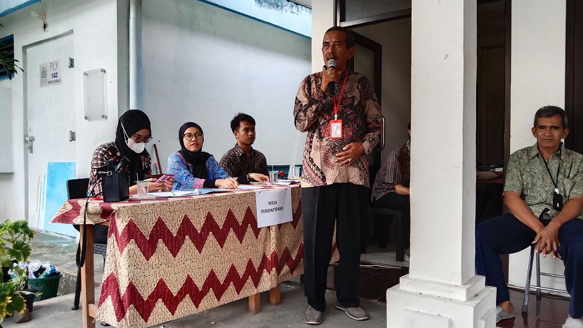 Ketua panitia pemilihan ketua RW 13, H. Nana Nur Sumarna, S.Pd, MM sedang memberikan sambutan sebelum pencoblosan dimulai