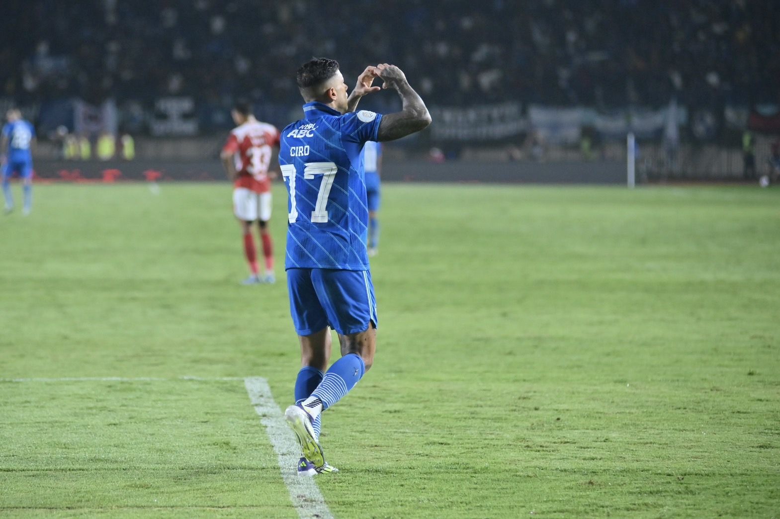 Ciro Alves mencetak gol yang membuka kemenangan Persib Bandung atas Madura United di leg pertama final Liga 1.