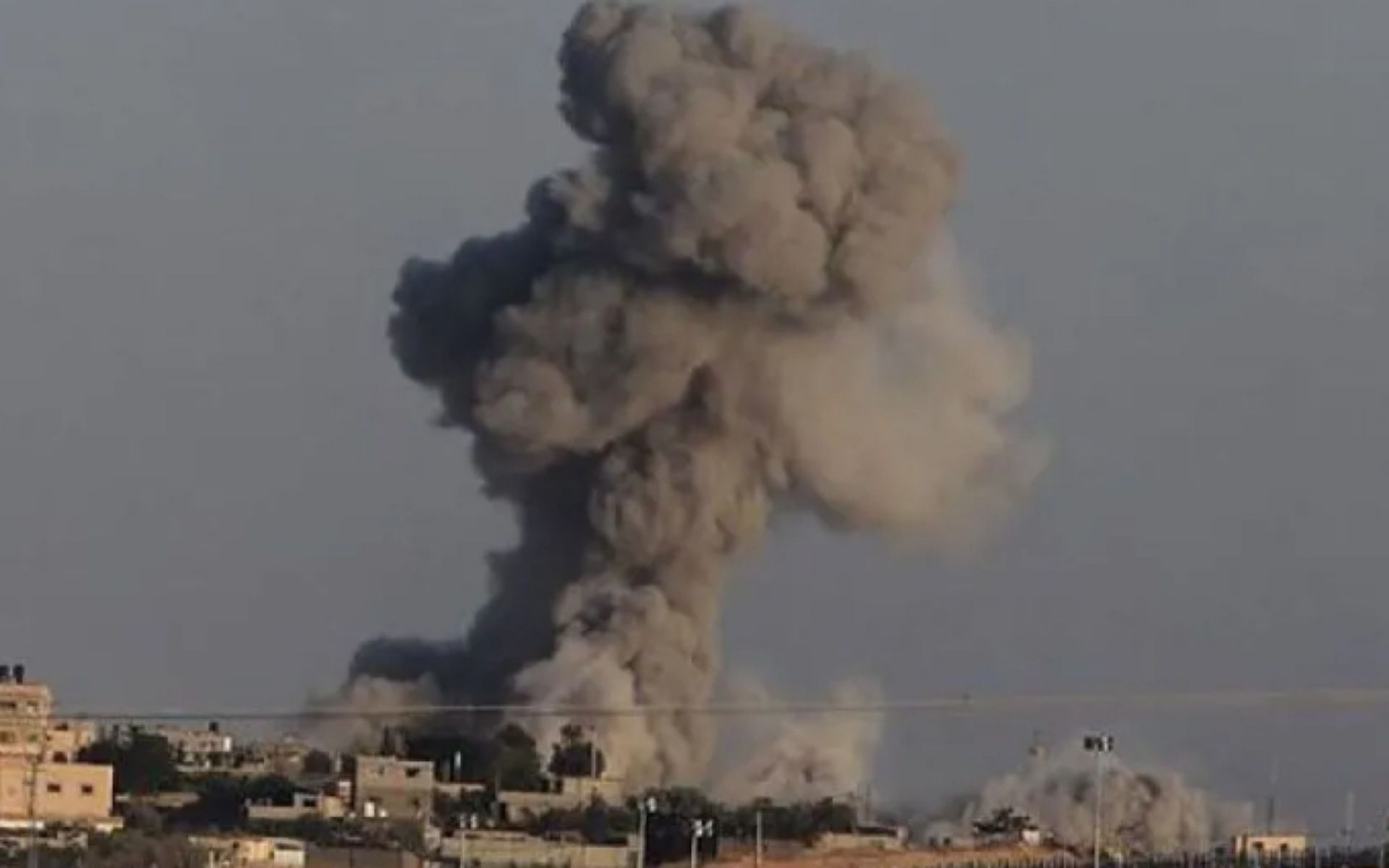 Arsip foto - Kepulan asap tampak membubung menyusul serangan Israel di Kota Rafah, Jalur Gaza selatan, Palestina 