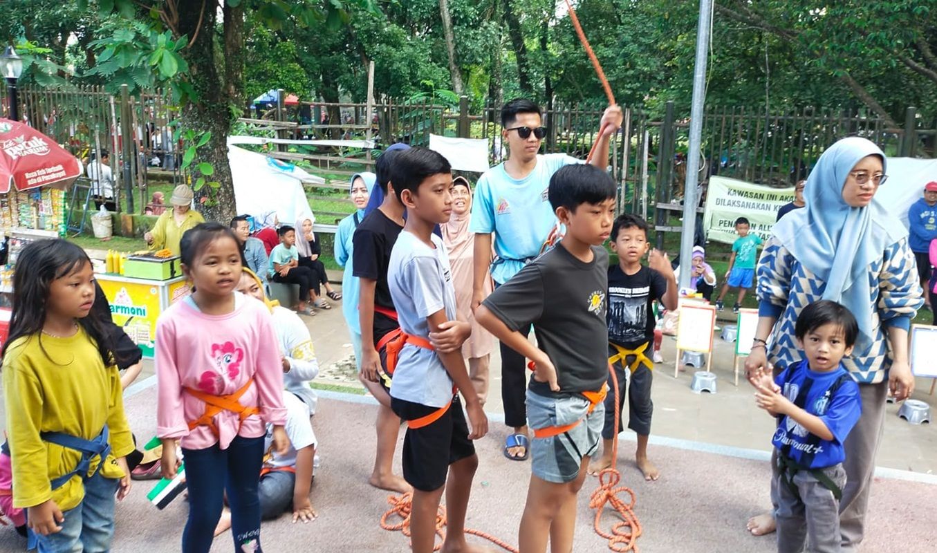 Sejumlah anak tengah menunggu giliran naik panjat tebing di Alun-alun Dadaha Kota Tasikmalaya, Minggu 26 Mei 2024.
