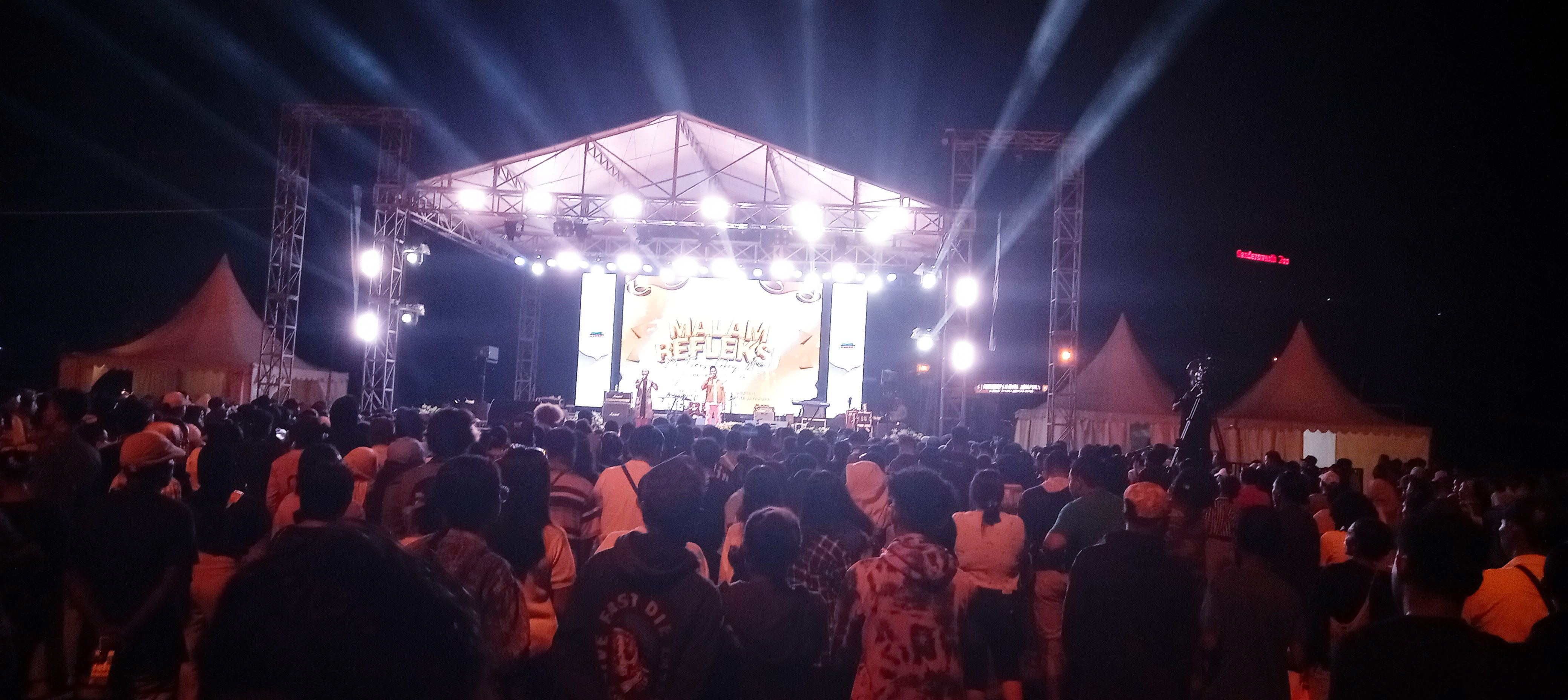 Masyarakat Kota Jayapura tumpah ruah memadati lapangan Karang PTC, Entrop, Kota Jayapura tempat digelar acara malam refleksi syukuran akhir masa jabatan Pj Walikota Frans Pekey (Portal Papua) Silas Ramandey