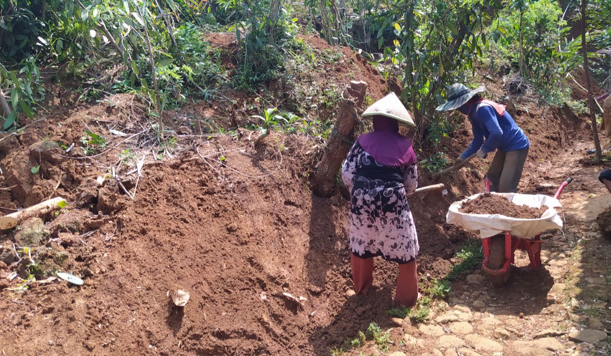 Yaya Sunarya warga Dusun Setiamulya, Desa Sindangsari, Kecamatan Cikoneng, Kabupaten Ciamis berdiri di material longsor di depan rumahnya, Minggu, 26 Mei 2024. Lokasi tersebut rawan longsor susulan karena tanahnya labil.