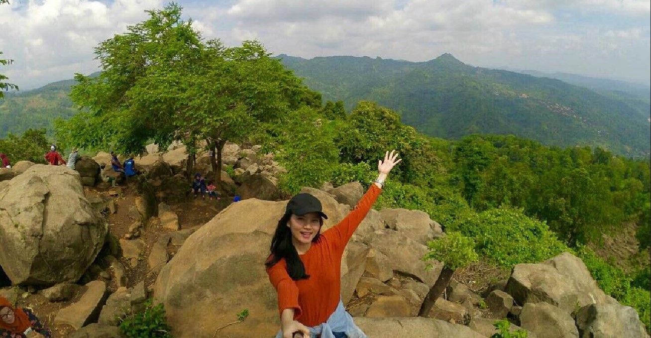 Pengunjung sedang selfie dengan tongsis di Gunung Karang Majalengka