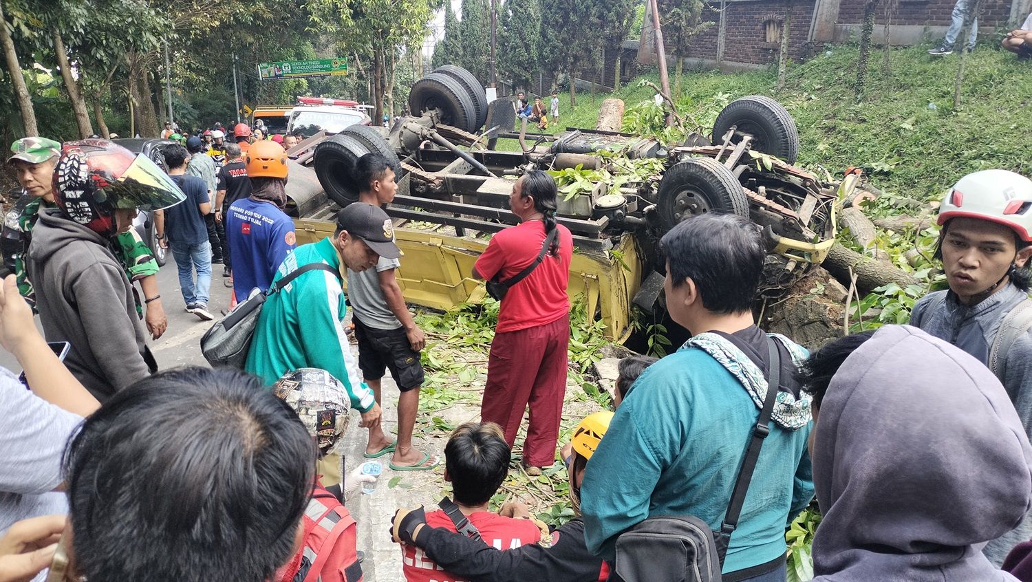 Kecelakaan melibatkan tiga kendaraan terjadi di Kelurahan Cipageran Kecamatan Cimahi Utara Kota Cimahi, Senin 27 Mei 2024.